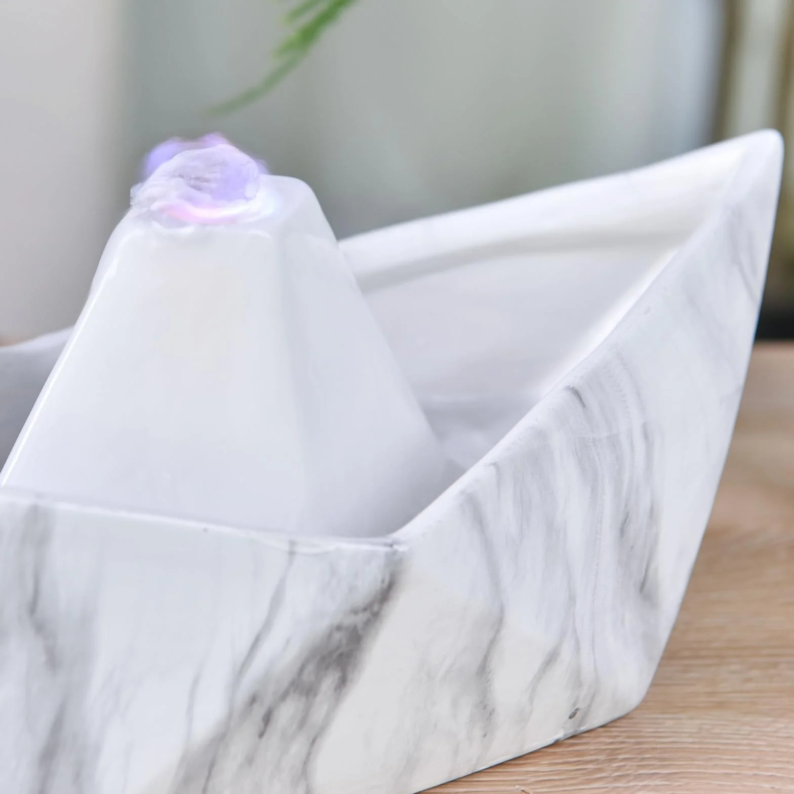Ceramiczna fontanna do wnętrz Autentyczny efekt marmuru kolorowe światło, typowy i nowoczesny styl, niezwykły Zen Deco, pomysł na prezent dla twórcy, fontanna stołowa, H21x32x14cm - Żeglarstwo