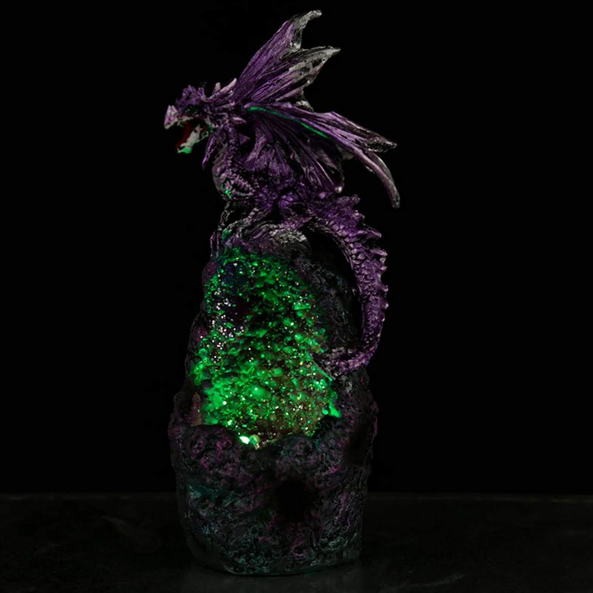 Puckator Kryształowa jaskinia LED ciemne legendy smok figurka x 1, żywica, Multi, wysokość 17 cm szerokość 6 cm głębokość 6,5 cm