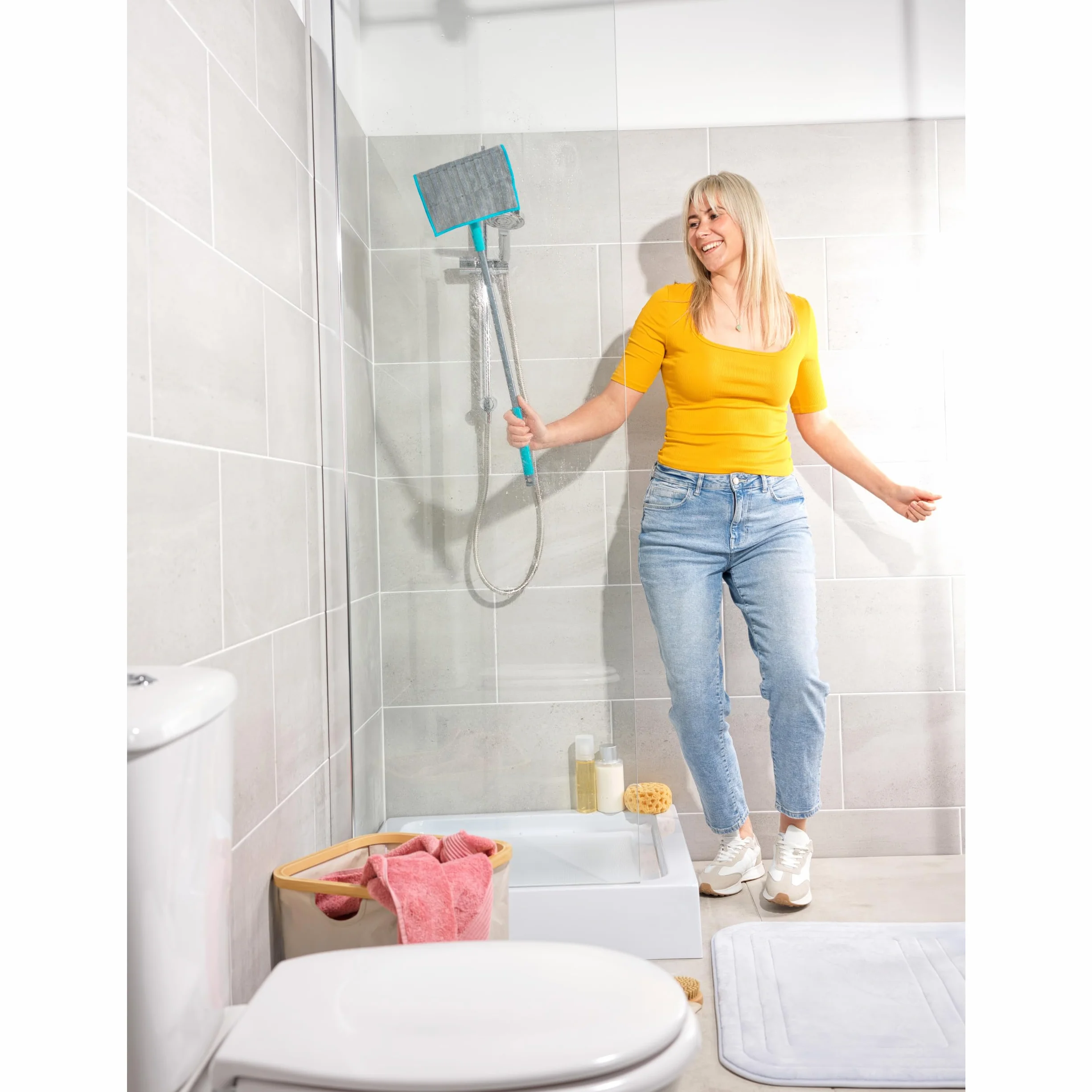 Beldray Anti-Bac Mop łazienkowy z zaczepem Clip-to-Grip - Duża końcówka mopa, Płytki/Podłoga/Lustra/Wanna, Higieniczne uchwyty na kliknięcie, Główka obrotowa 360°, 4 ścierki