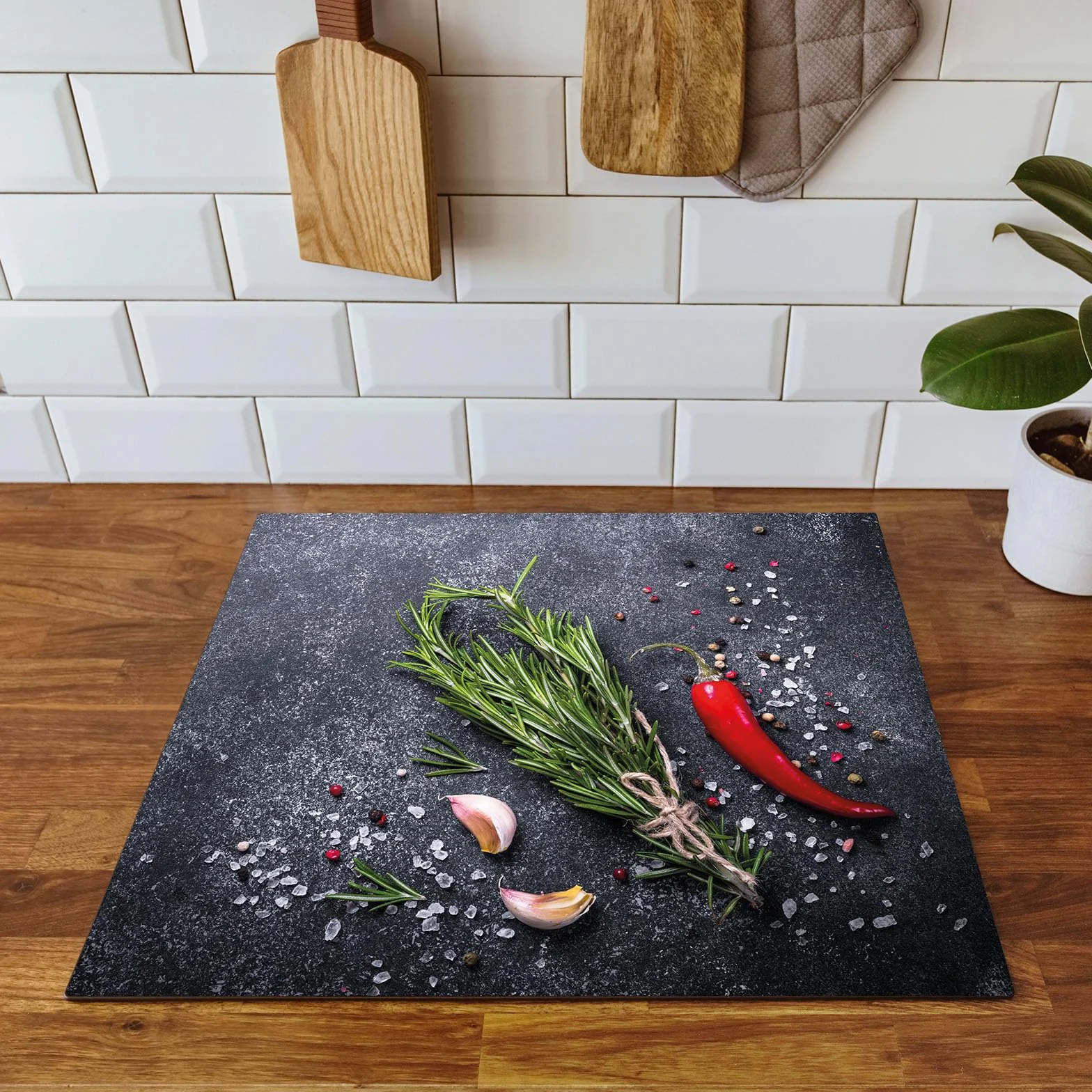 Mata ochronna na płytę indukcyjną 60x52 cm - Mata winylowa zwijana na blat - Mata dekoracyjna na kuchenkę - łupek - chili - przyprawy