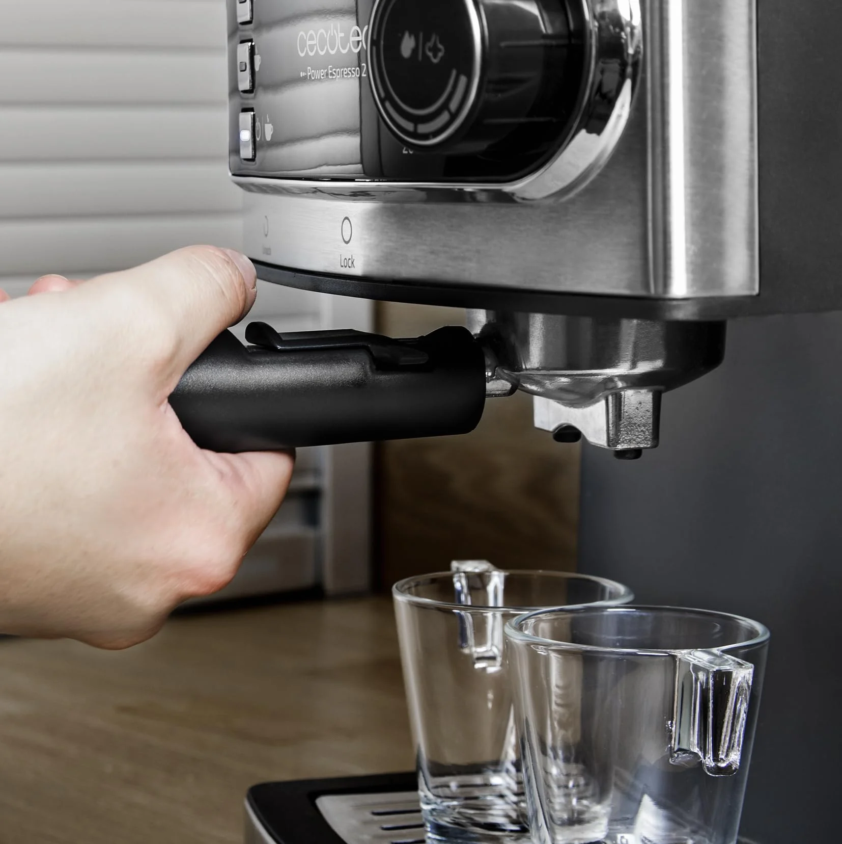 Cecotec Ekspres do kawy Espresso i Cappuccino Power Espresso. 20 barów ciśnieniowych, regulowany parowiec, ramię z podwójnym wyjściem, podgrzewacze, pojemność 1,5 l, w zestawie łyżka do prasy