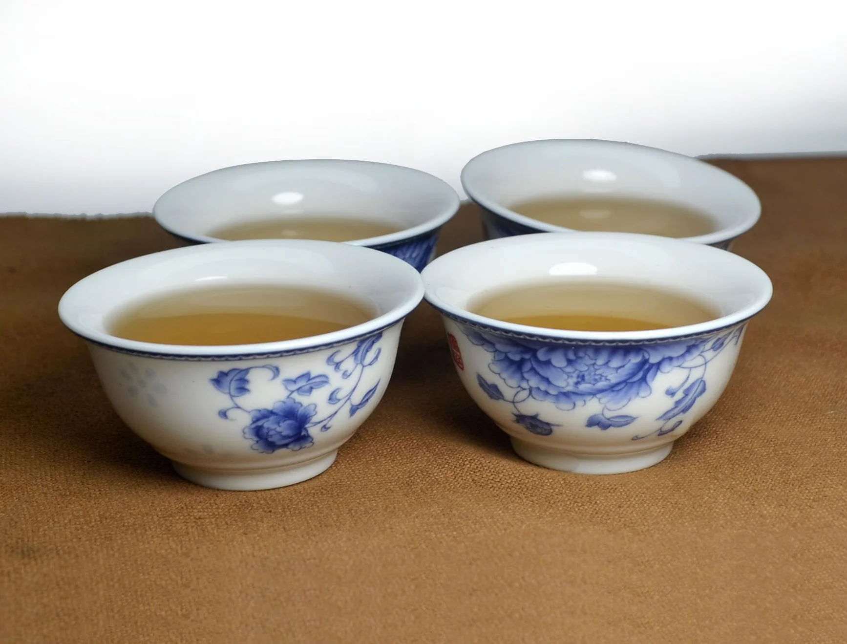 Liang baobao Chińska tradycyjna filiżanka do degustacji herbaty, zestaw 4 sztuk, 56 ml, biała porcelana, mini kubki na ceremonię herbaty Gongfu (piwonia)