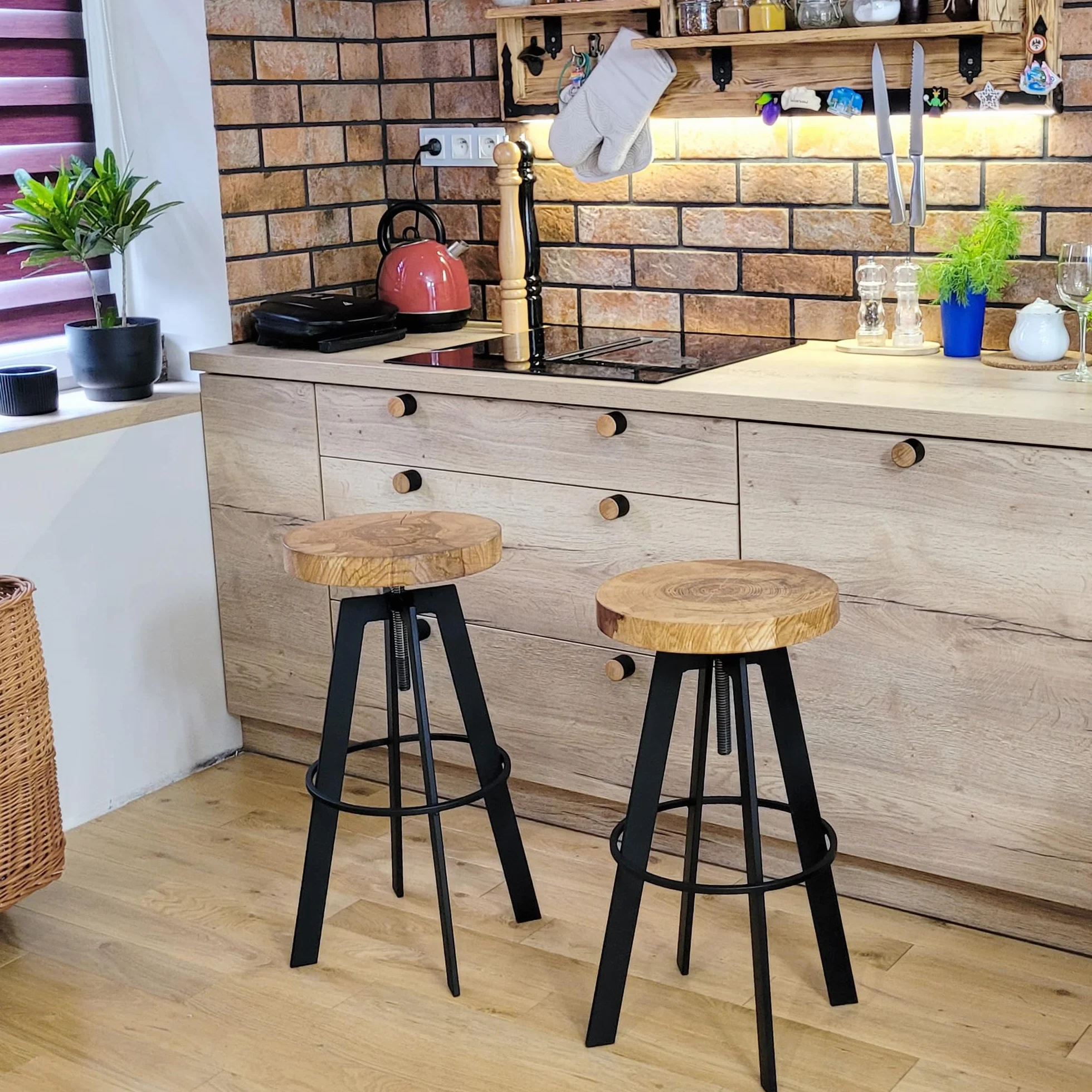 weeco Taboret z obrotowym drewnianym siedziskiem i metalowymi nogami. Stołek z regulacją wysokości siedziska, wysokość 65-80 cm, waga 13 kg