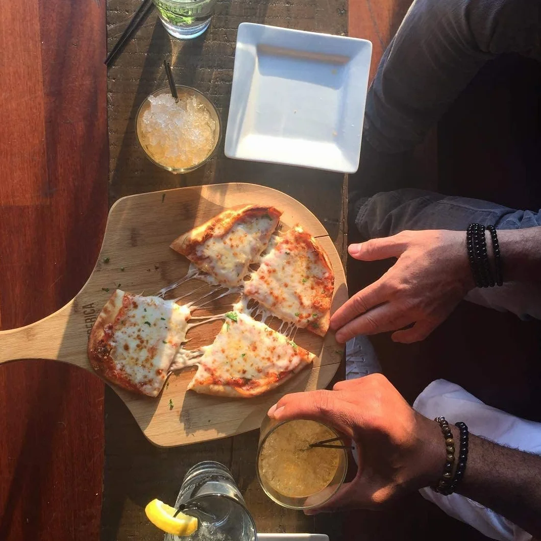 Bambusowa drewniana łopatka do pizzy – najwyższej jakości, organiczna bambusowa szpatułka do pizzy i deska do krojenia z uchwytem [do pizzy, pieczenia chleba, tacki do serwowania owoców i sera]