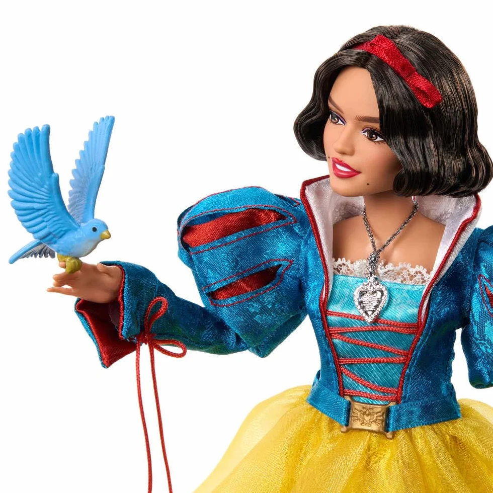 Mattel Disney Collector Królewna Śnieżka Lalka kolekcjonerska w ikonicznym stroju inspirowanym filmem aktorskim Disneya, prezent dla dzieci i dorosłych kolekcjonerów, HVY53