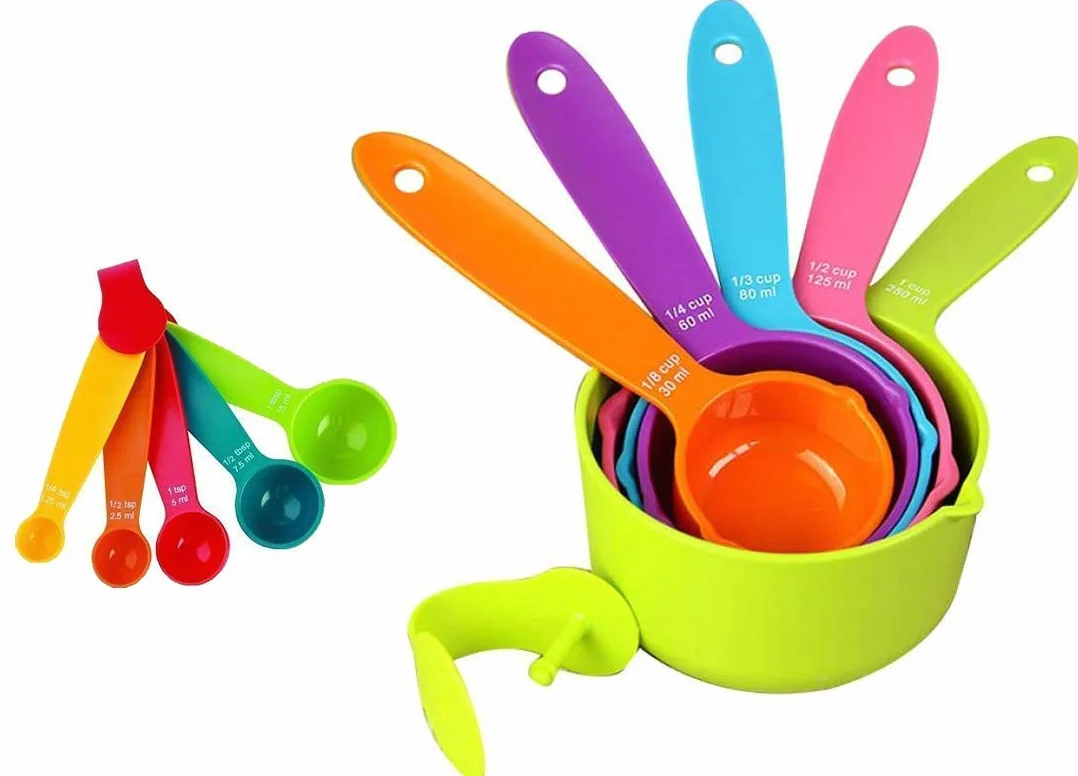 INKULTURE Zestaw plastikowych kubków z miarką i łyżką z uchwytem pierścieniowym, 10-częściowy zestaw, wielokolorowy