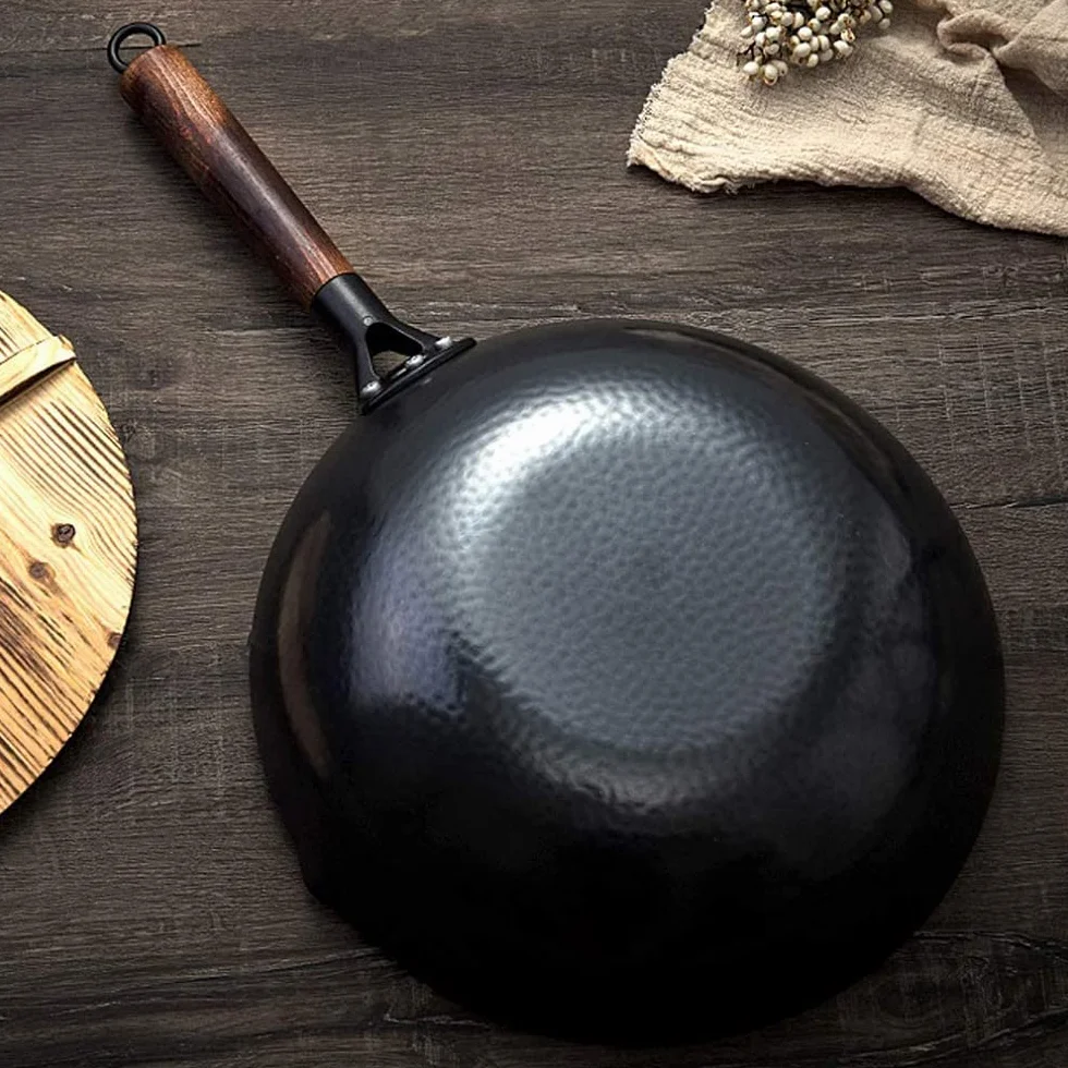 Wok ze stali węglowej kutej z drewnianym uchwytem, ręcznie kuta patelnia wok, garnek żeliwny odpowiedni do indukcji – średnica garnka 32 cm