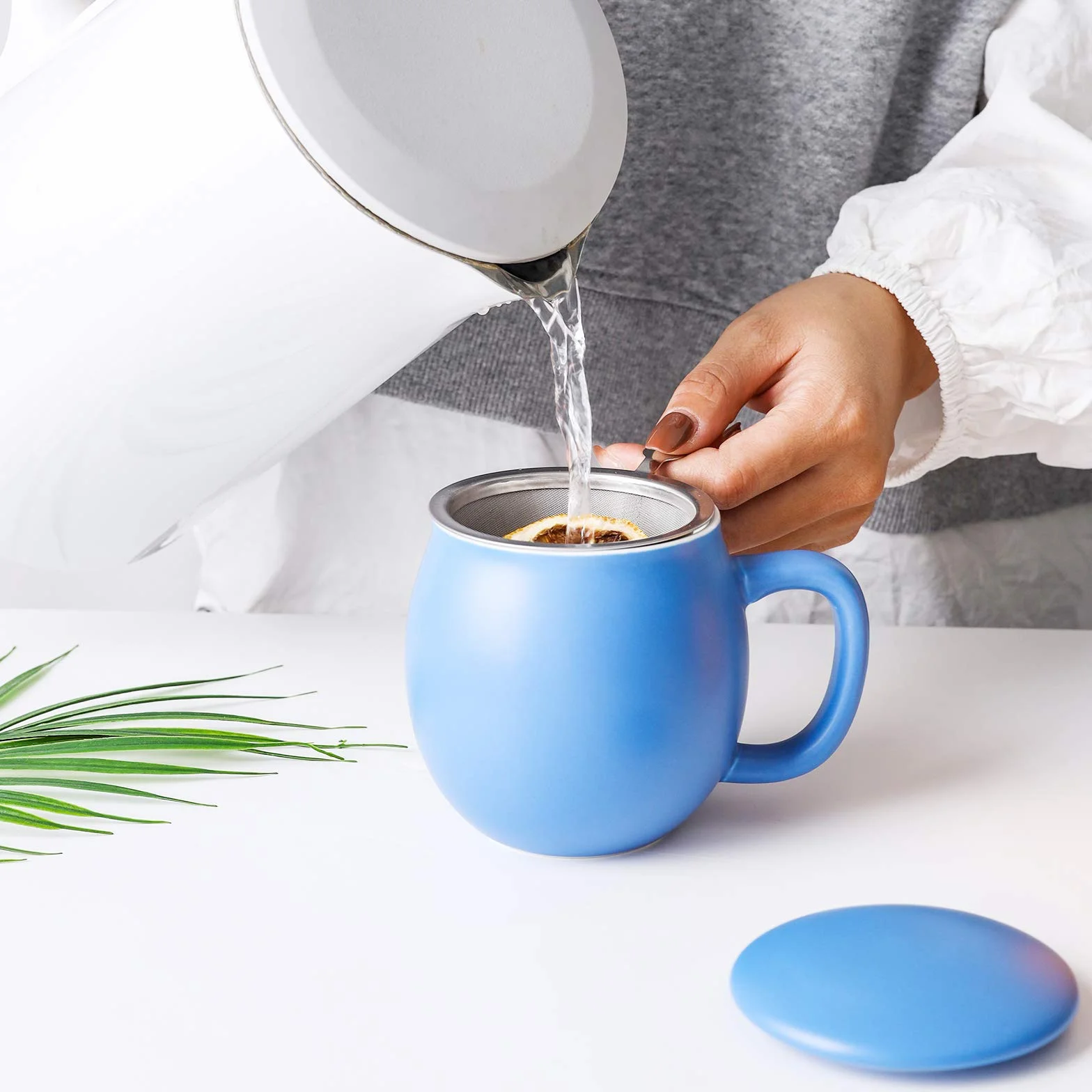 Yundu Porcelanowa filiżanka do herbaty 360 ml z zaparzaczem i pokrywką, kubek z pokrywką do moczenia, matowy niebieski Yundu 360 ml porcelanowa filiżanka z zaparzaczem i pokrywką, kubek z pokrywką do