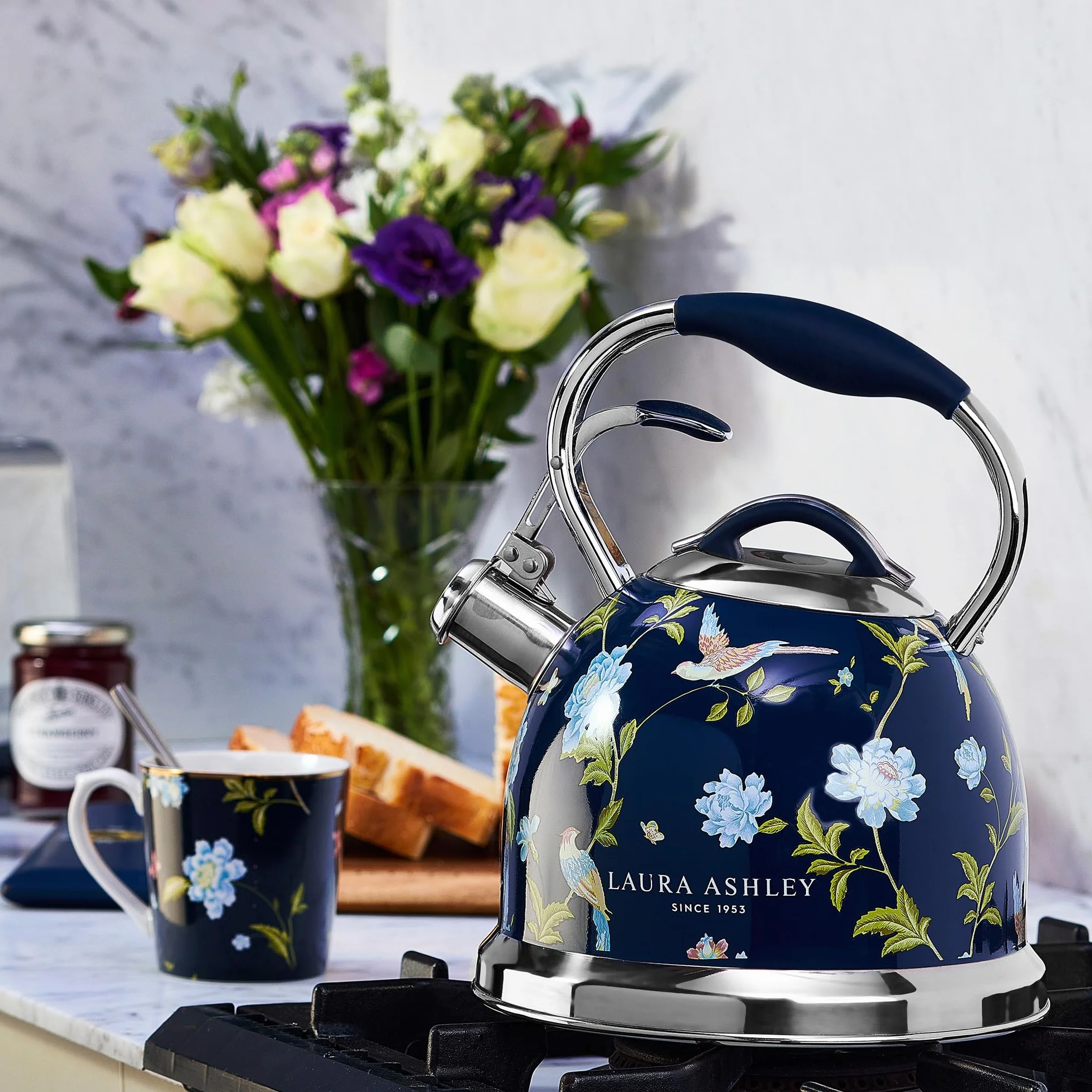 Laura Ashley Elveden Granatowy Czajnik Indukcyjny 2.5 Litry od VQ - Gwizdający Czajnik Szybko Gotujący na Kuchenkę Gazową, Indukcyjną lub Inne Kuchenki z Mechanizmem Przyciskowym
