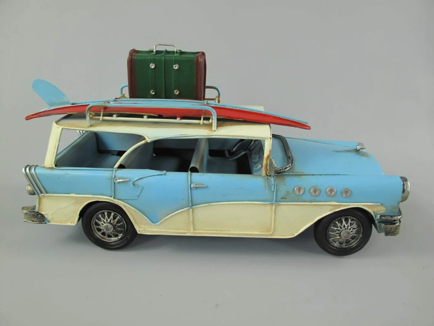 Samochód blaszany oldtimer kombi Stationcar z deską surfingową nostalgia dekoracja retro model blaszany model samochodu Shabby Vintage Kalifornia