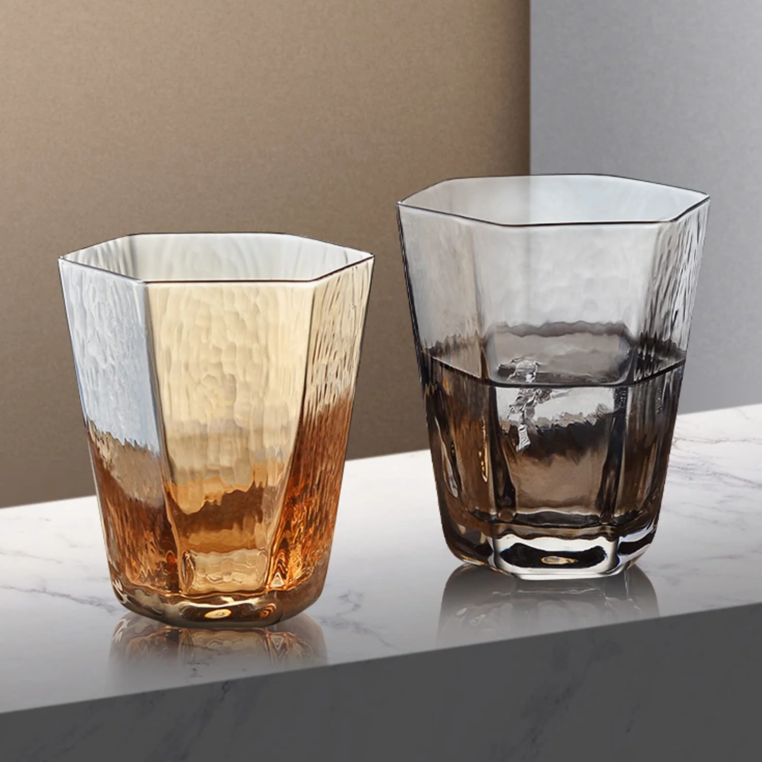 Szklanki do wody Domowe szklanki do picia (zestaw 4 sztuk) Szklany kubek Elegancki design do domu i kuchni Idealny do restauracji, barów, imprez Szklane kubki (Kolor: B) (B)