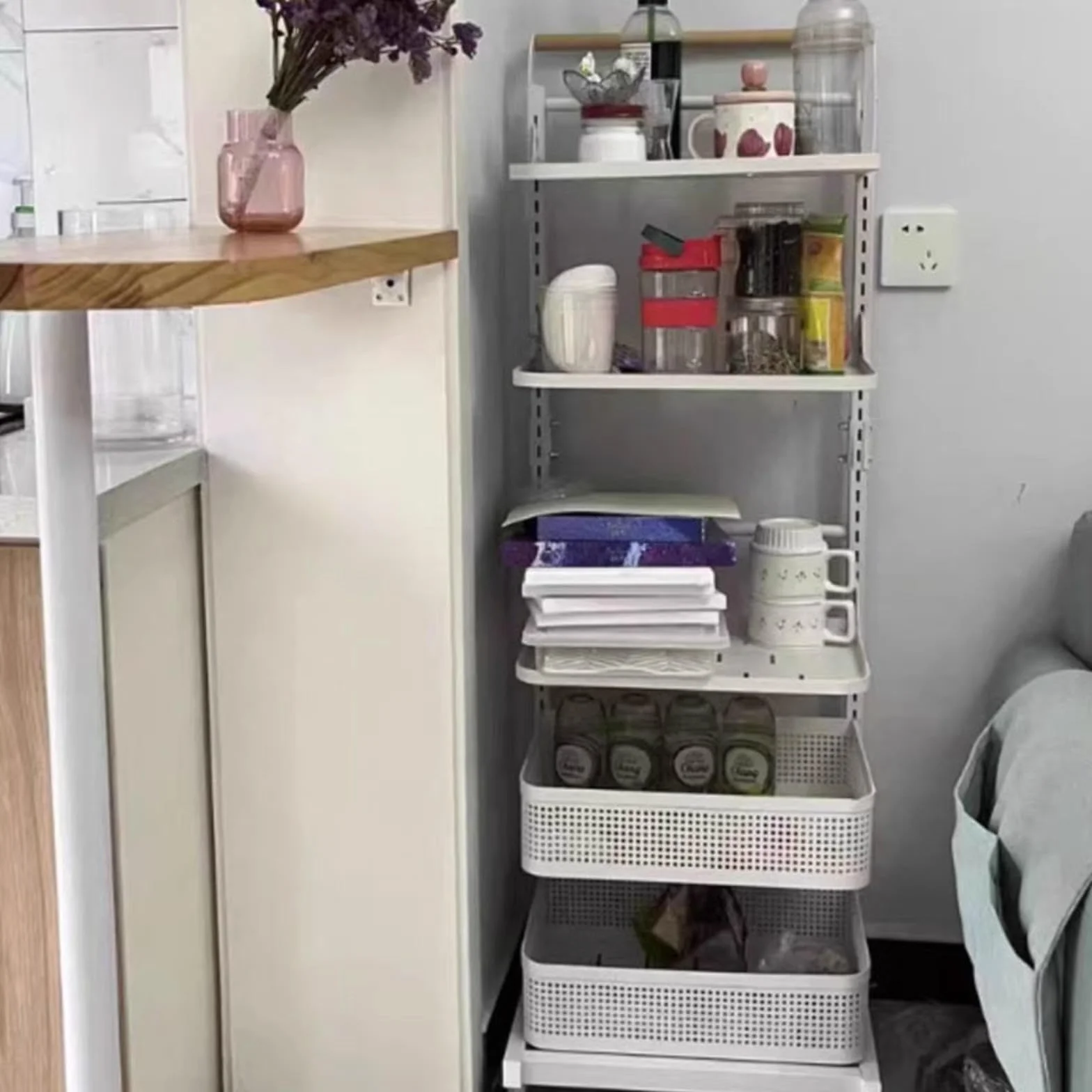 LYGXWJFC Biała podłogowa stojąca półka kuchenna z 4 deskami i 2 koszami Stojący na blacie organizer na talerze i kubki Narożny regał do przechowywania w szafce