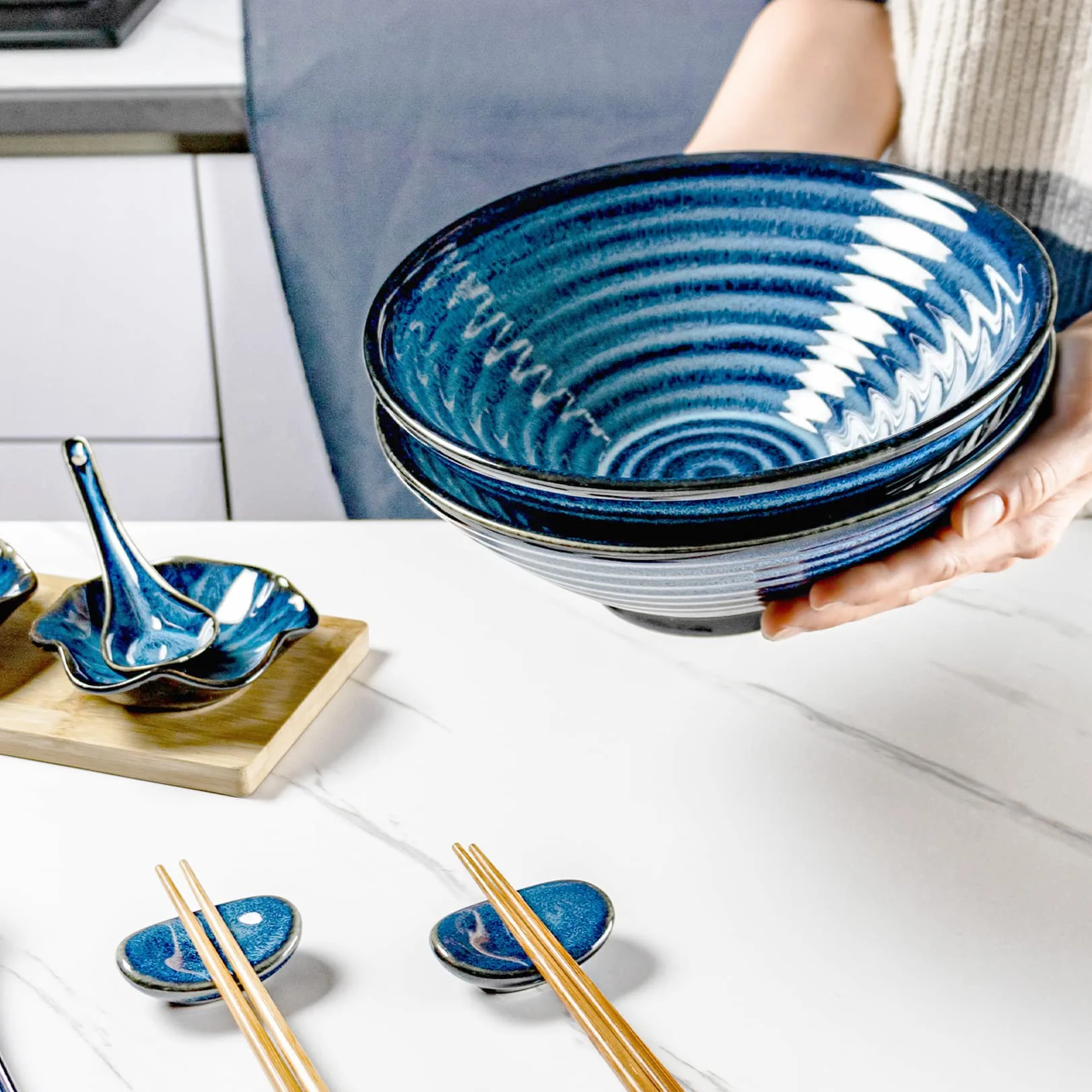 UNICASA Ceramiczne miski na zupę, miski na płatki zbożowe z pałeczkami, łyżką i półką, japońska miska na makaron do azjatyckich ramen, 2 zestawy