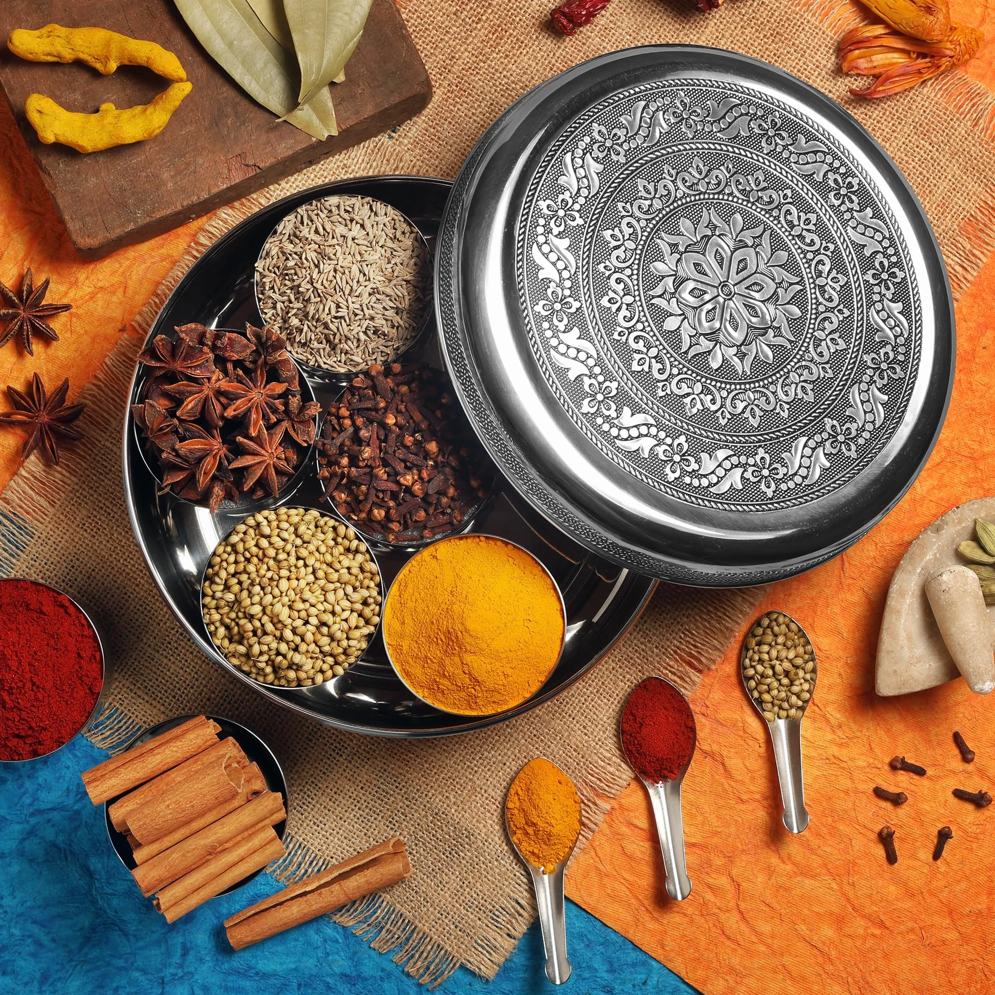 KSJONE Designerska Masala Dabba – 8-calowy pojemnik na przyprawy ze stali nierdzewnej, zawierający 7 oddzielnych pojemniczków i łyżeczki; indyjski organizer na przyprawy z pokrywką