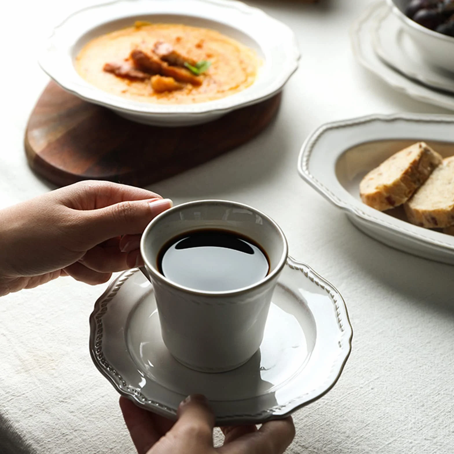 32-częściowy porcelanowy zestaw zastawy stołowej w stylu pałacowym eleganckie talerze kuchenne i miski kompletny ceramiczny zestaw do jadalni do domu stylowa zastawa stołowa do rozrywki i codziennego