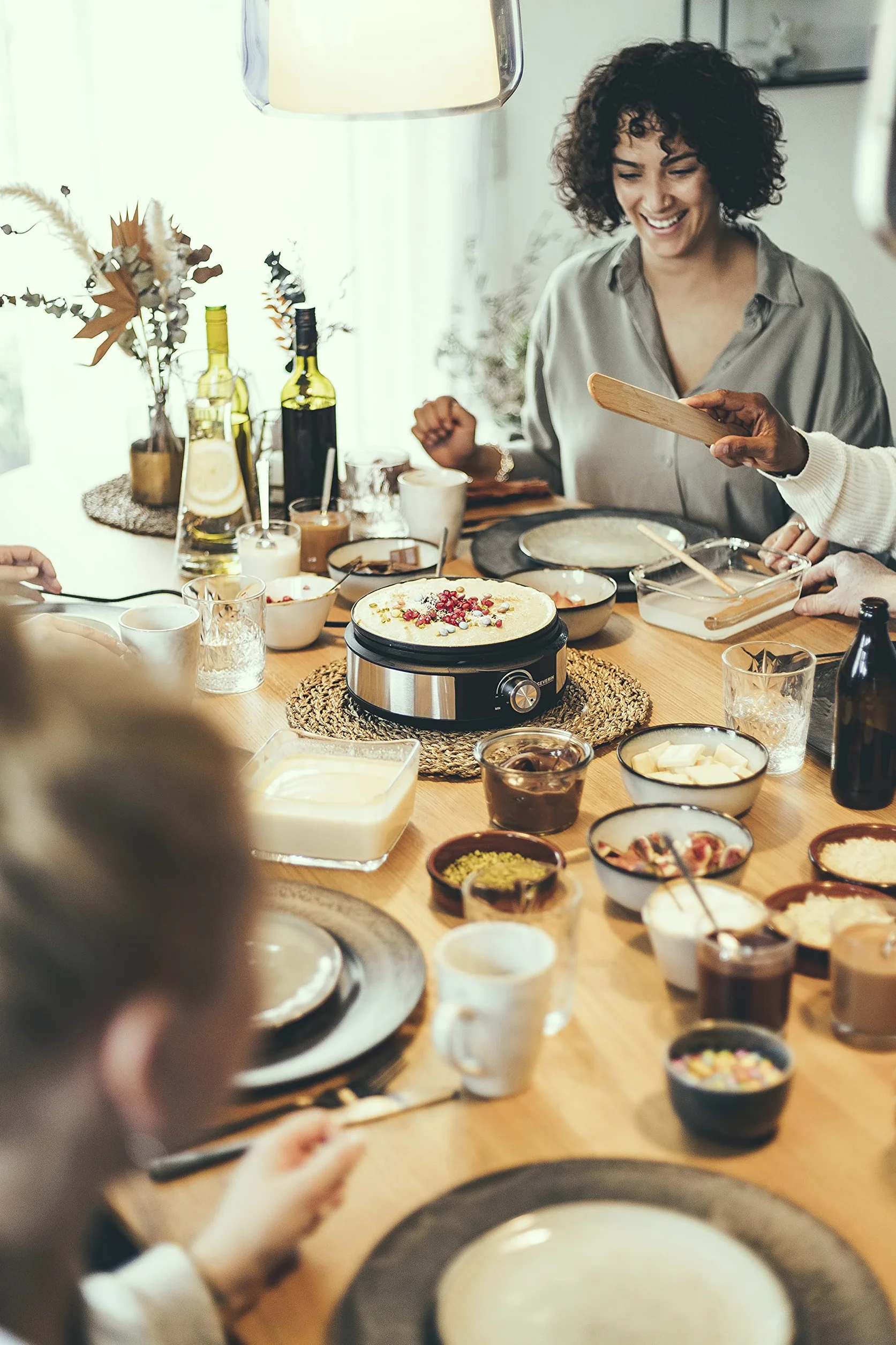 Fondue połączone z naleśnikarką SEVERIN FO 2471, urządzenie 2w1, zestaw z 8 widelcami nadającymi się do mycia w zmywarce, zdejmowana płyta do naleśników, moc 1500 W