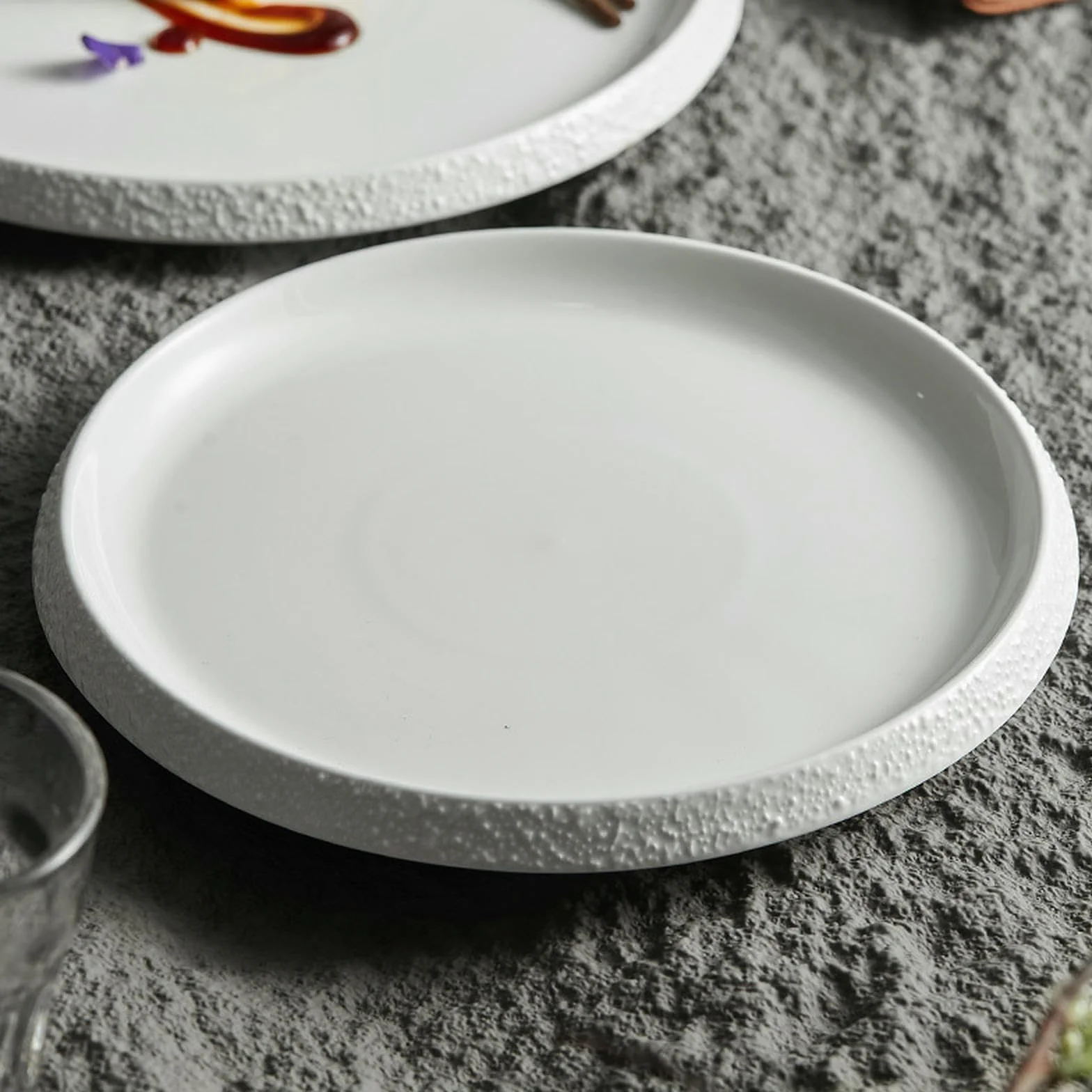 Biała porcelanowa kreatywna zastawa stołowa hotelowa, kamienna krawędź warzywo dom ceramiczny zachodni talerz do jadalni - biała kamienna krawędź płytka okrągła płyta - edycja 30 cm