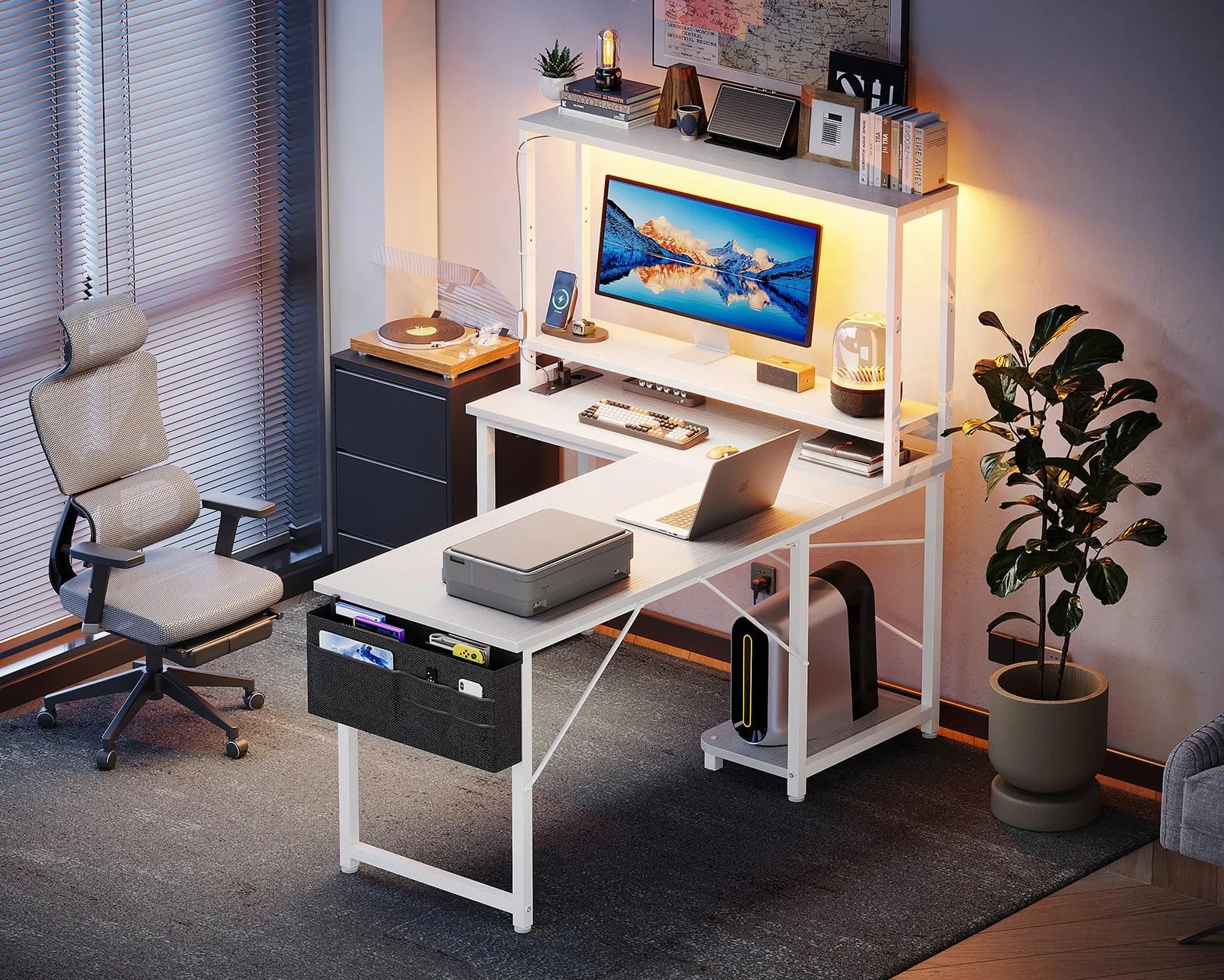Coleshome Stolik gamingowy w kształcie litery L z LED i gniazdami elektrycznymi, 110 × 80 cm Odwracalny stolik gamingowy z półkami do przechowywania, narożne biurko z torbą do przechowywania do