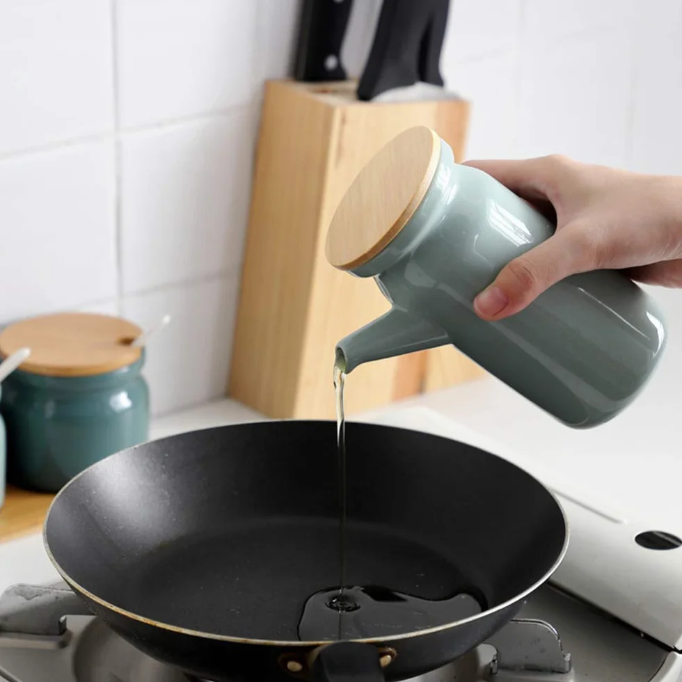 Zestaw puszek na olej, ceramiczna butelka z dozownikiem oleju, butelka 500 ml z dozownikiem sosu sojowego z drewnianą paletą, oliwa z oliwek, sos sojowy, ocet, cruet, płynny dozownik przypraw do