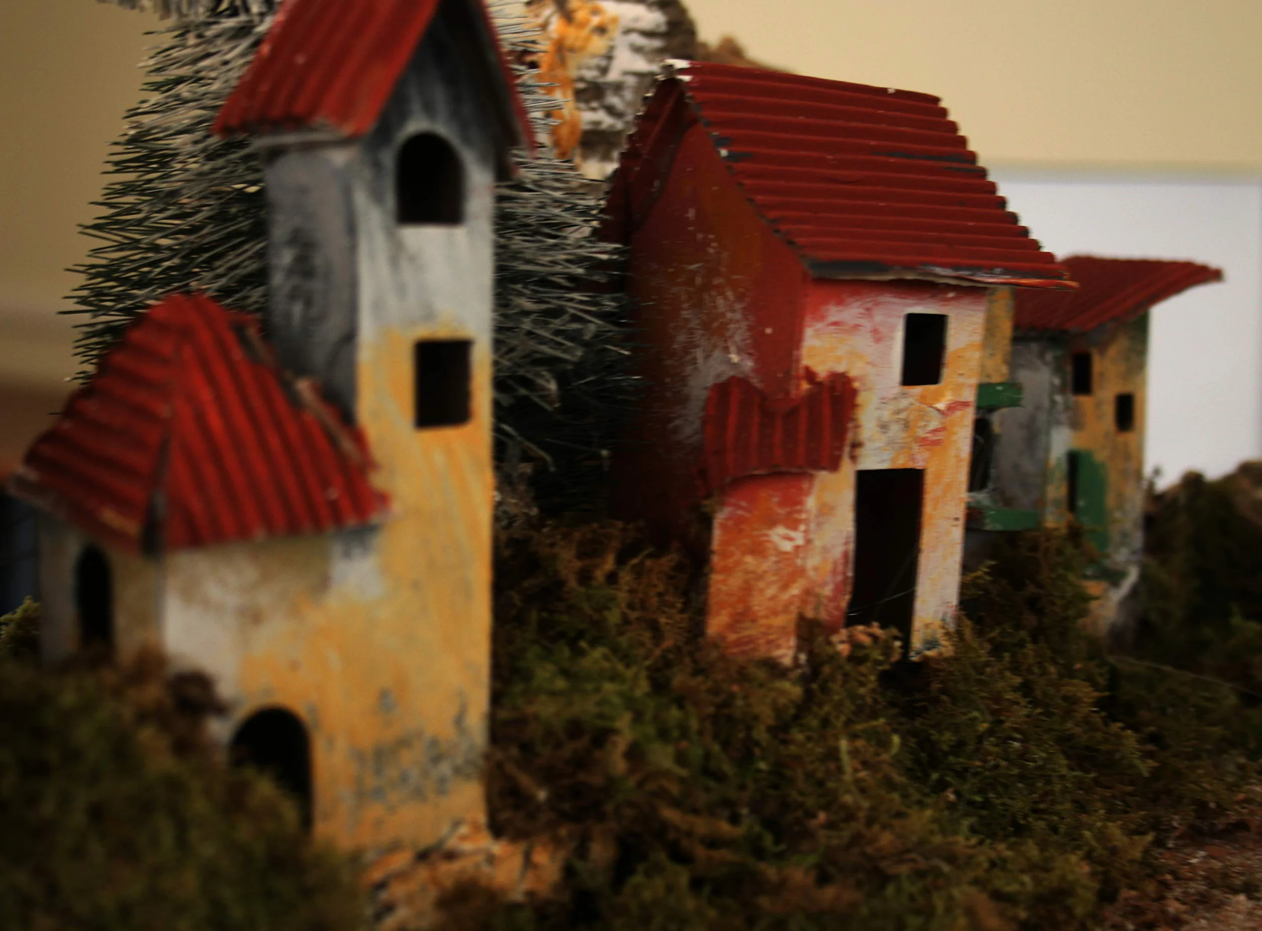 EuroMarki szopka bożonarodzeniowa Natalizio, pusta szopka, domek leśny i mech ze światełkami, 58 x 34 x 37 cm, 78 x 49 x 45 cm, wielokolorowa