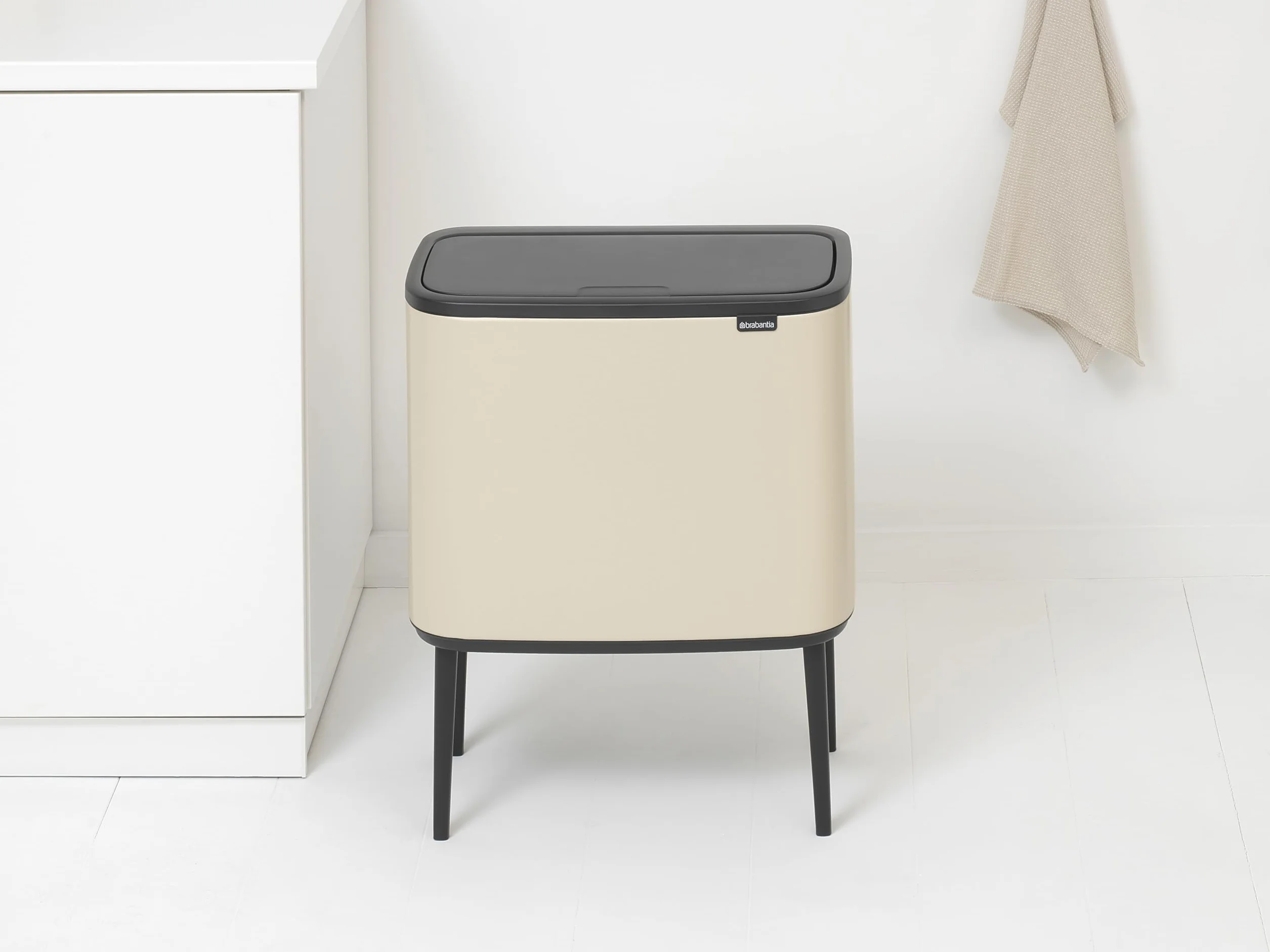 Brabantia - Bo Touch Bin 3x11L - Duży Kosz na Śmieci do Kuchni - Otwieranie Soft-Touch - 3 Komory z Wyjmowanymi Wewnętrznymi Wiadrami - Dołączone Worki na Śmieci - Soft Beige - 54 x 31 x 68 cm
