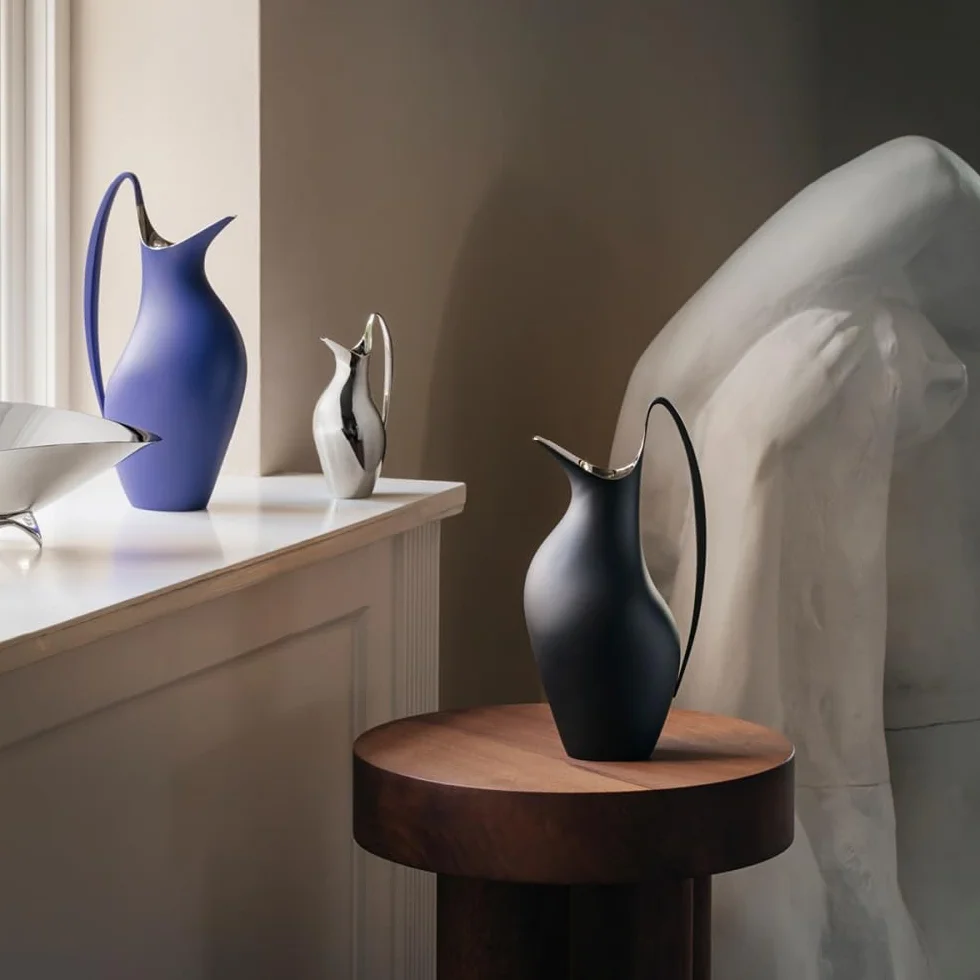 Georg Jensen Koppel dzbanek w kolorze czarnym o pojemności 1,2 l – polerowana na wysoki połysk dzbanek ze stali nierdzewnej – zaprojektowany przez Henning Koppel eleganckie naczynia do serwowania