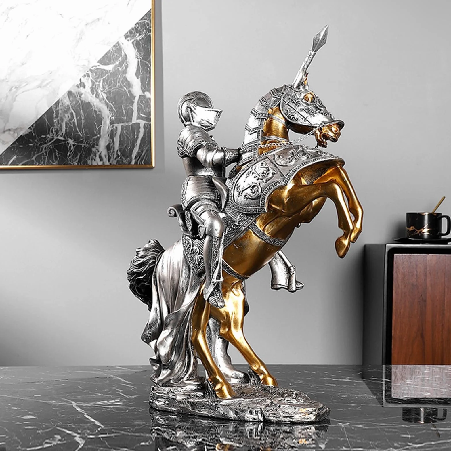 dekoracja biurka rycerz brązowy koń wojenny statuetka wojownika figurka 42 cm kolekcja legendarna średniowieczna rzeźba rycerza, szermierz strażnik wojownik, figurka artystyczna kolekcja prezentów dla