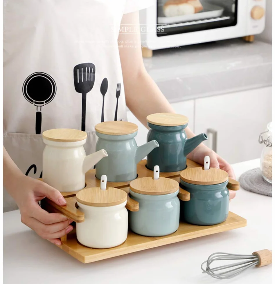Zestaw puszek na olej, ceramiczna butelka z dozownikiem oleju, butelka 500 ml z dozownikiem sosu sojowego z drewnianą paletą, oliwa z oliwek, sos sojowy, ocet, cruet, płynny dozownik przypraw do
