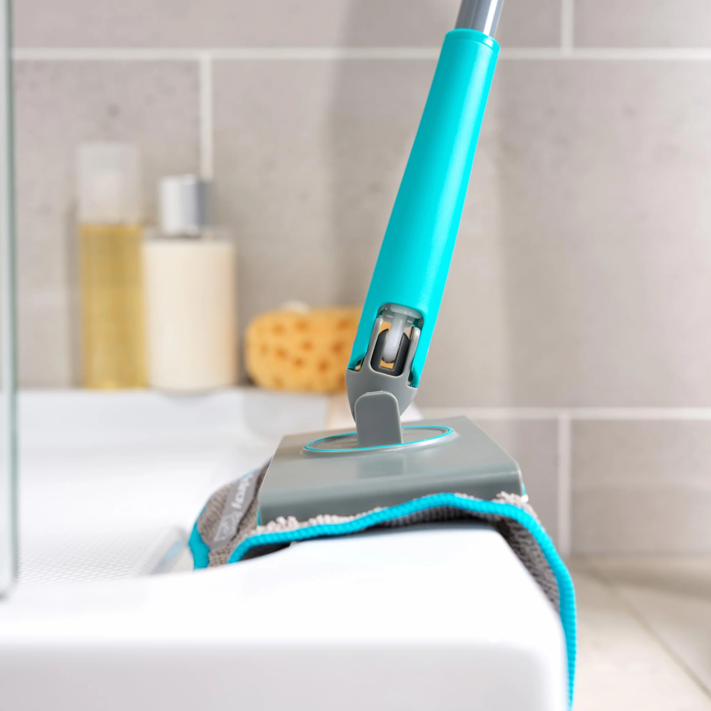 Beldray Anti-Bac Mop łazienkowy z zaczepem Clip-to-Grip - Duża końcówka mopa, Płytki/Podłoga/Lustra/Wanna, Higieniczne uchwyty na kliknięcie, Główka obrotowa 360°, 4 ścierki
