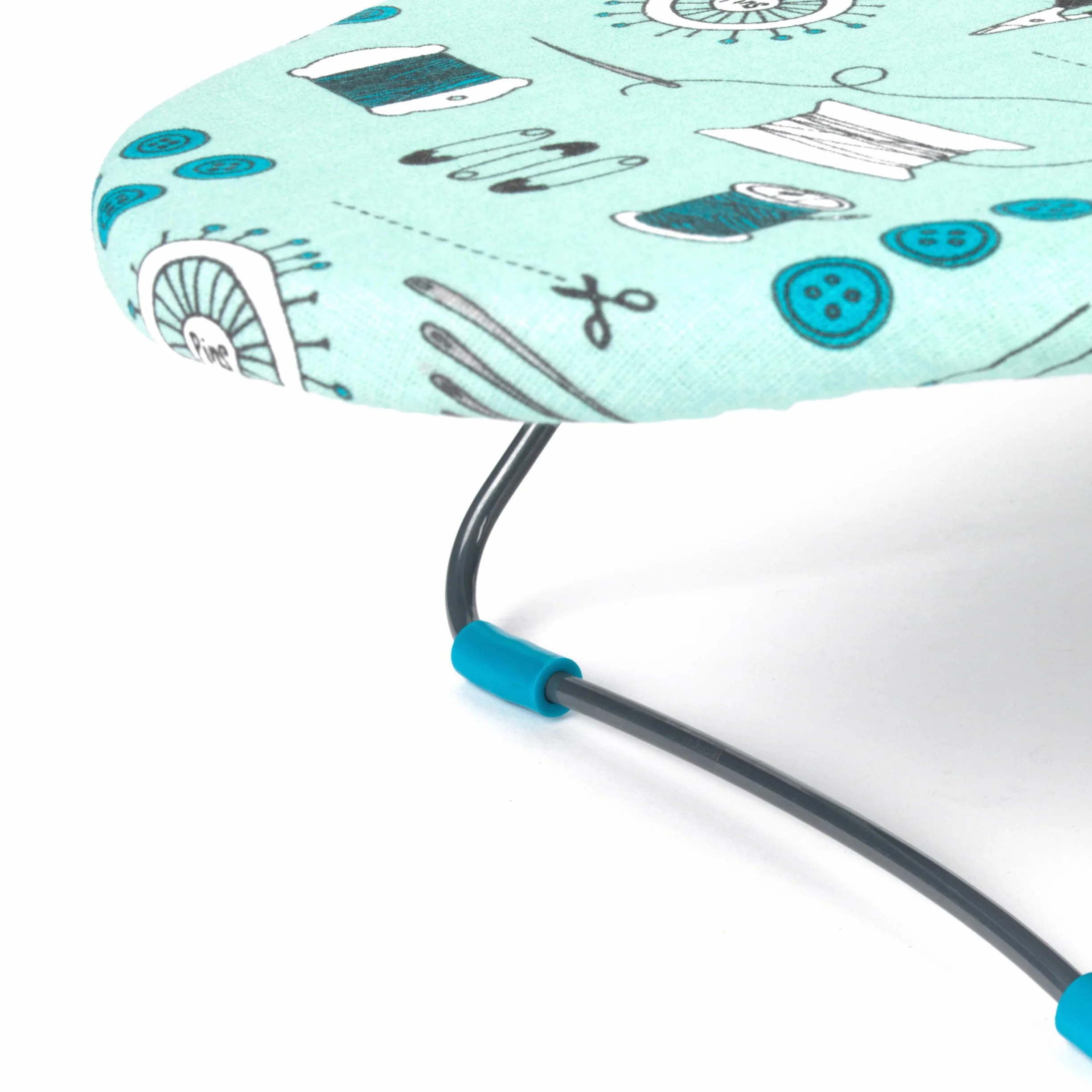 Beldray® LA023735SEW Deska do prasowania na blat, 73 x 31 cm, nadruk przedstawiający przybory do szycia