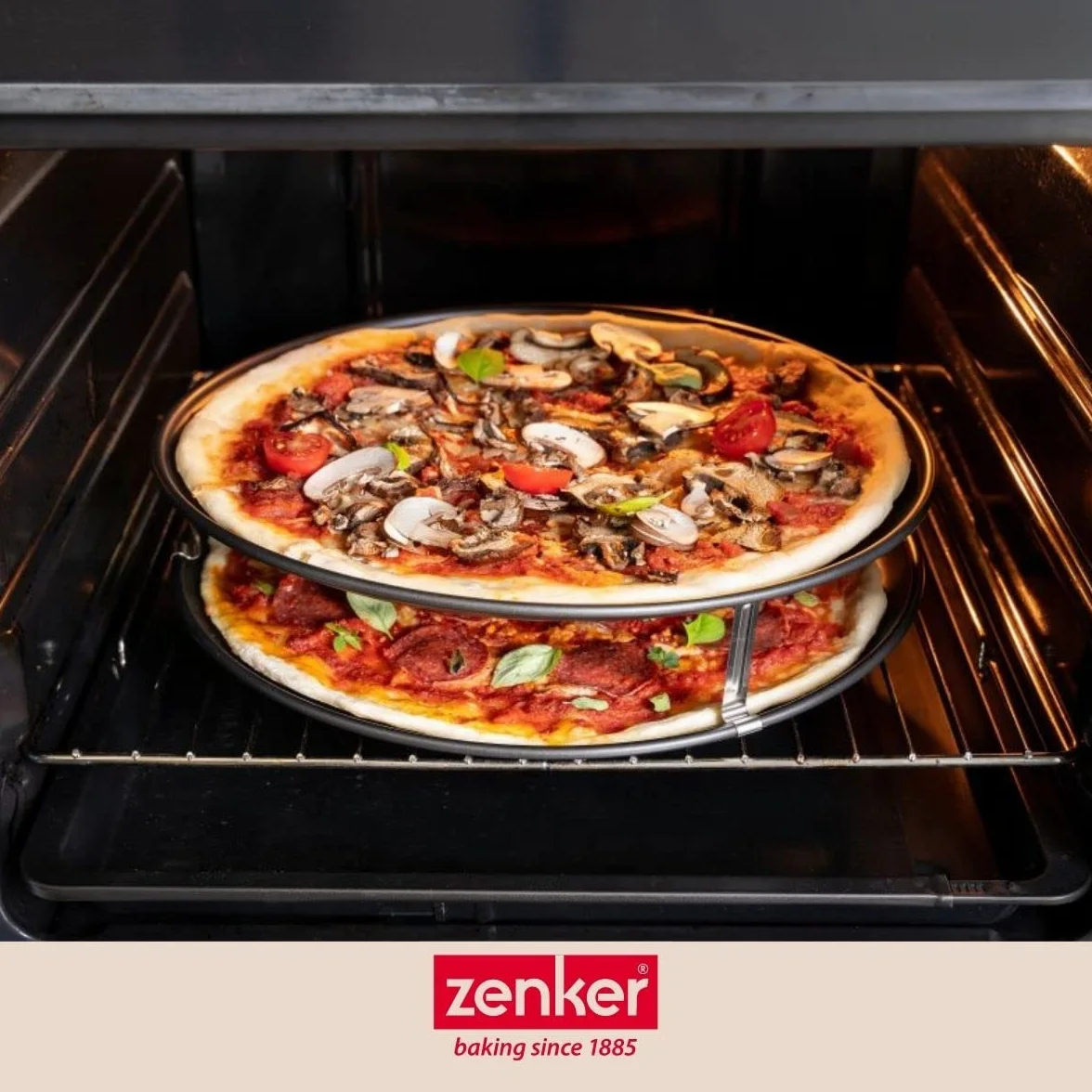 Zenker 7512 3-częściowy zestaw do pizzy, blacha do pizzy, okrągła blacha do pizzy, z otworami (Ø 32 cm), w zestawie nóż do pizzy i uchwyt, do pizzy, tarta, czarny