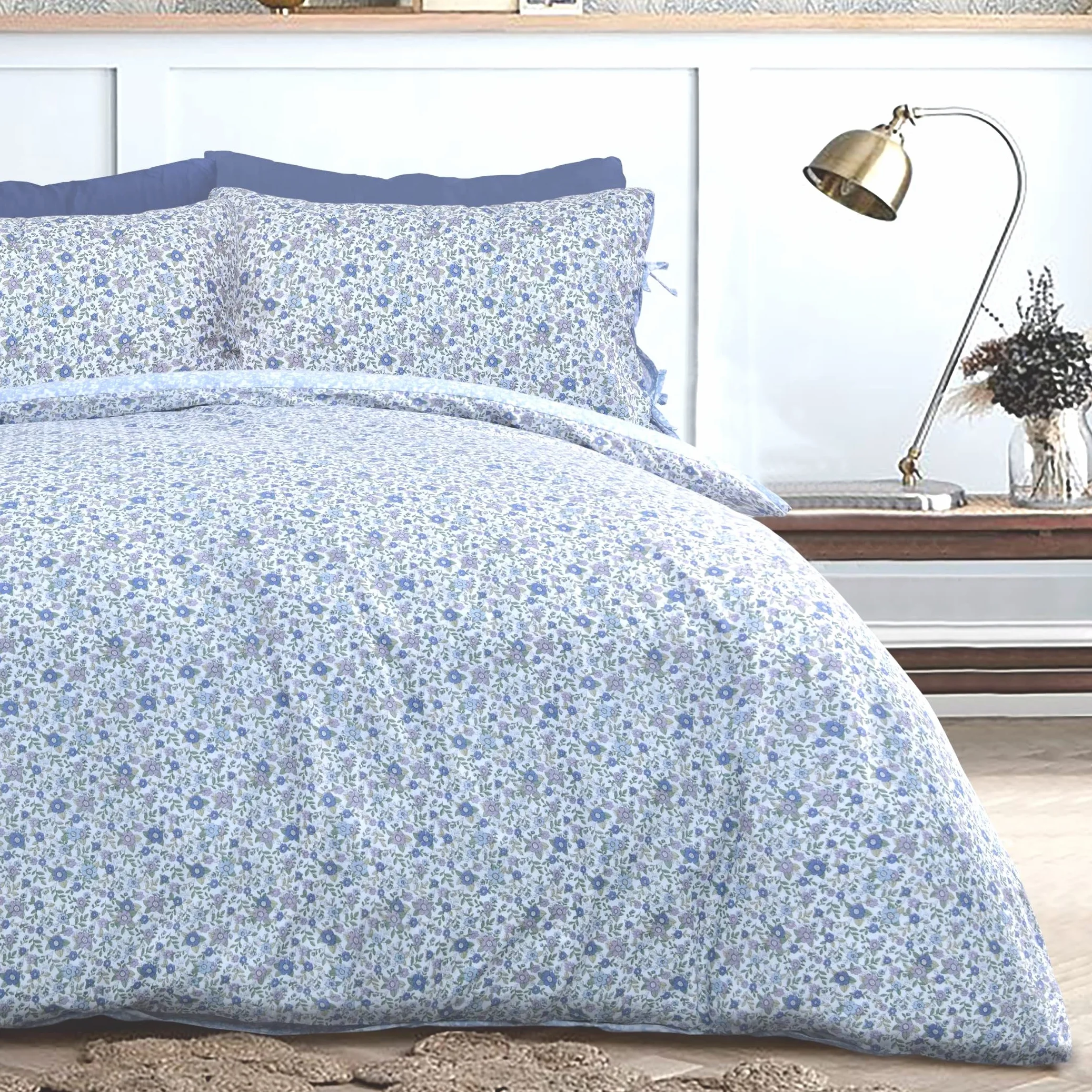 Sleepdown Ditsy zestaw pościeli z wiązaniami w kwiaty, niebieski, biały, odwrotna, miękka, łatwa pielęgnacja, poszewka na kołdrę, poszewka na poduszkę z wiązaniami, rozmiar pojedynczy (135 x 200 cm)