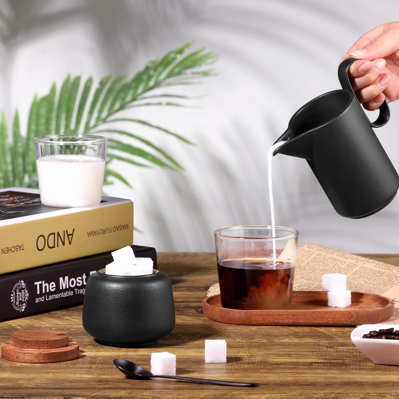 ecooe Zestaw do mleka i cukru – dzbanek na mleko czarny ceramiczny i cukiernica, z pokrywką i metalową łyżeczką, dzbanek na cukier barista z drewnianą tacą, ceramiczny dzbanek na śmietanę, pojemnik na