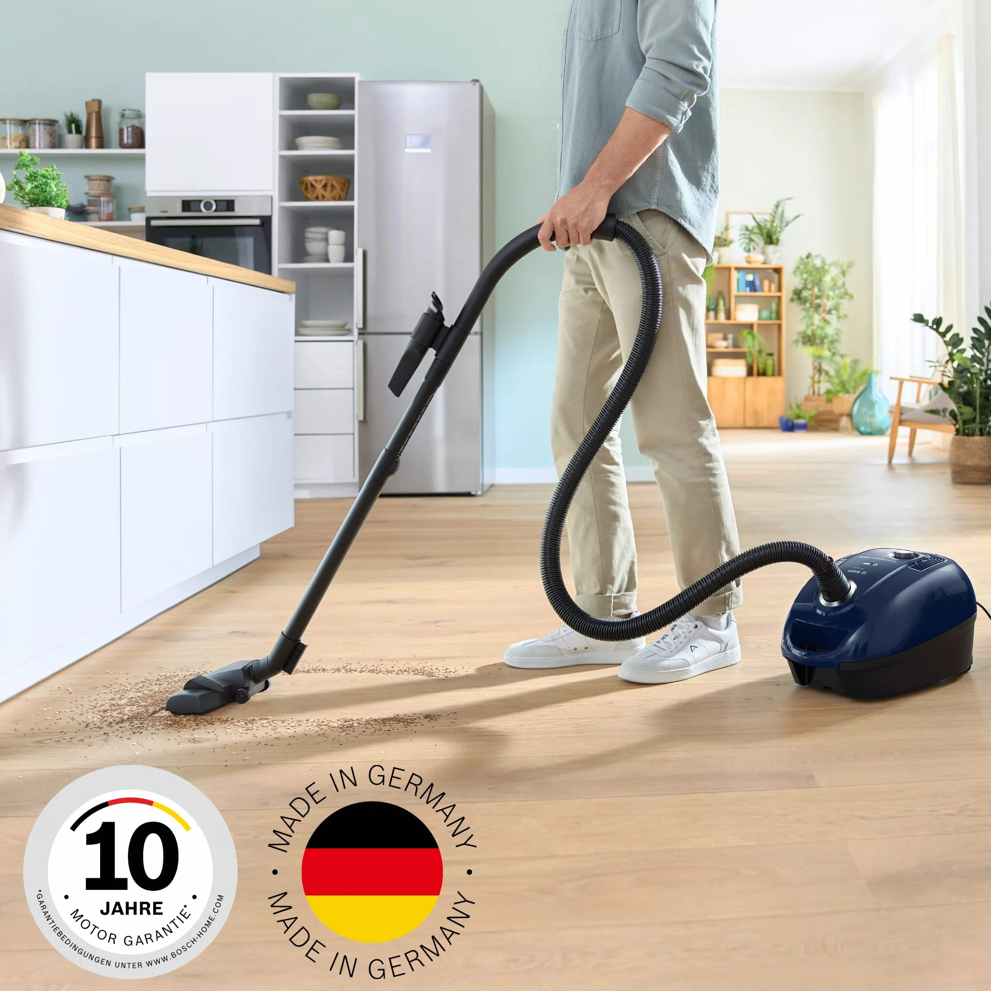 Bosch Odkurzacz z workiem serii 4 BGD38BU2, zrównoważony, filtr higieniczny, silnik 10 lat, klips na akcesoria, dysza do tapicerki, ssawka szczelinowa, wysoka siła ssąca, Made in Germany, 600 W,