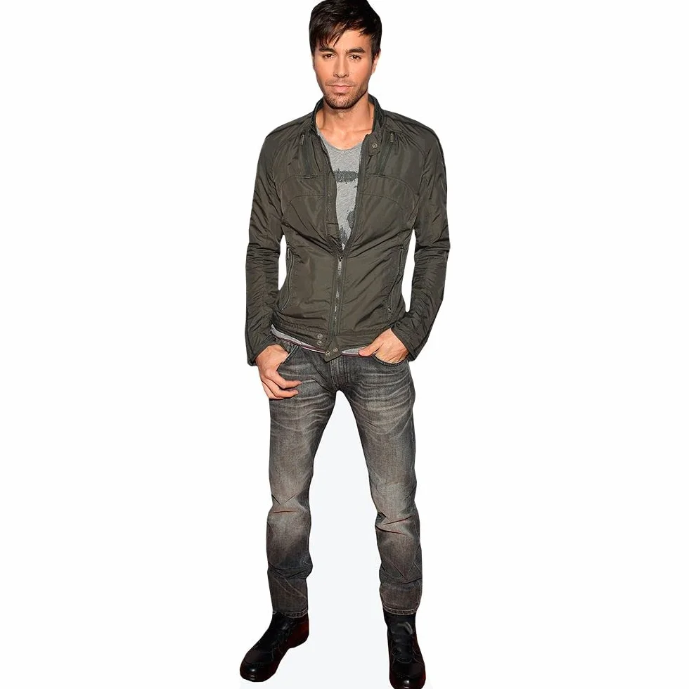 Figura de cartón de Enrique Iglesias (Jacket) a tamaño real – Decoración para fiestas, cumpleaños y photocall – Soporte plegable incluido
