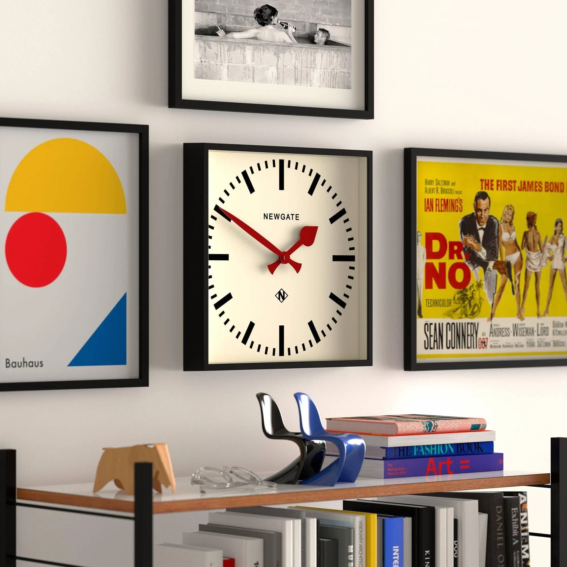 NEWGATE Zegar ścienny Number Five | Inspiracja retro kwadratowy nowoczesny zegar stacji | 40 cm | Czarny z czerwonymi wskazówkami | Styl z połowy wieku do kuchni, salonu lub biura