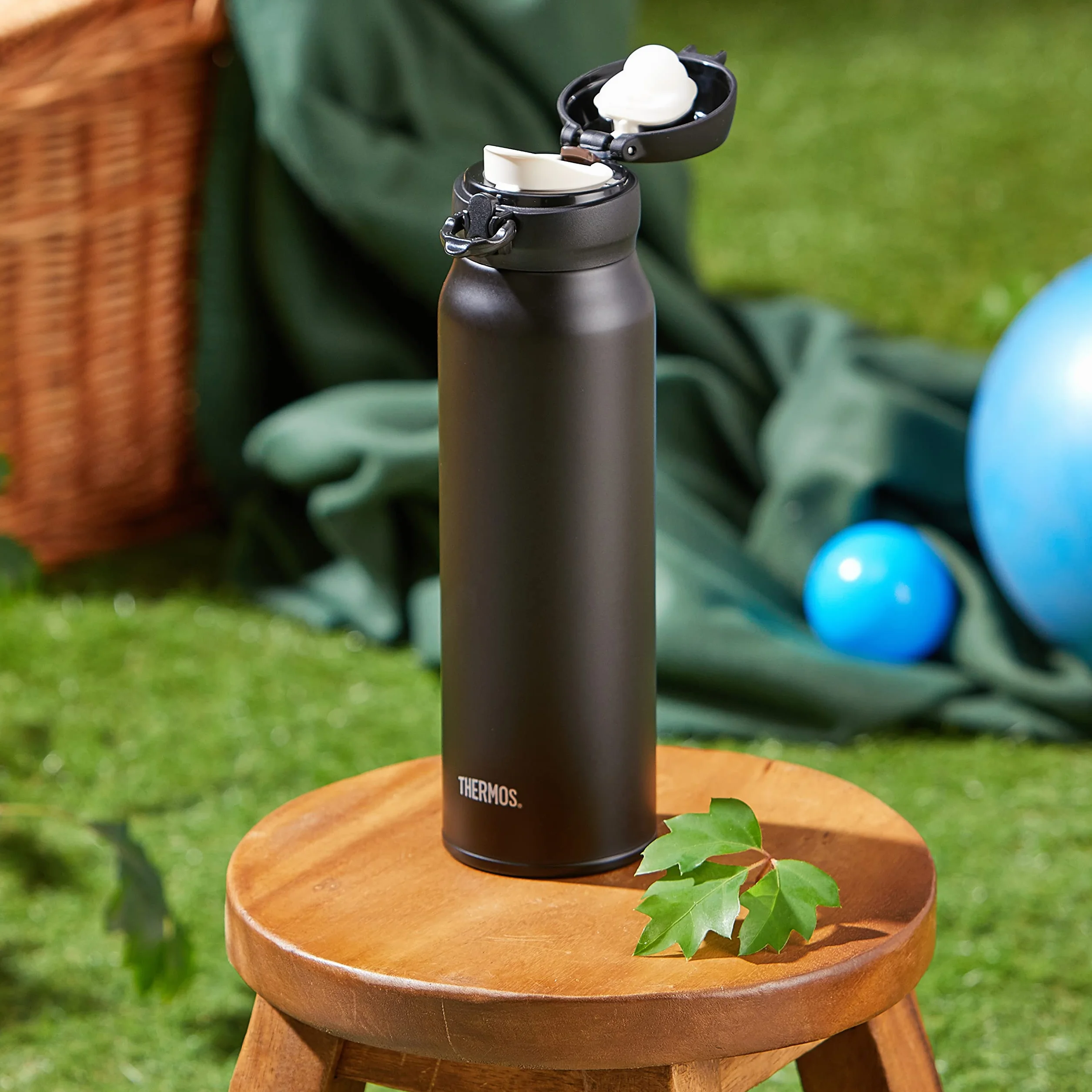 THERMOS ULTRALIGHT BOTTLE 0,75 l, Charcoal Black, termoizolacyjna butelka ze stali nierdzewnej z pokrywką Safe Flow Lid, 10 h gorąca/20 h zimna, nadaje się do mycia w zmywarce, nie zawiera BPA
