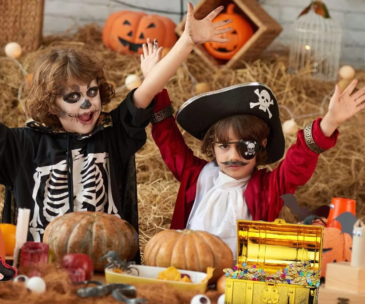 Plastikowe pudełko na skarby piratów do dekoracji imprezowych, złote monety, sztuczne pieniądze, kamienie szlachetne i poszukiwanie skarbów, mini skrzynia z zabawkami pirackimi, 14 x 10 x 10 cm, złote