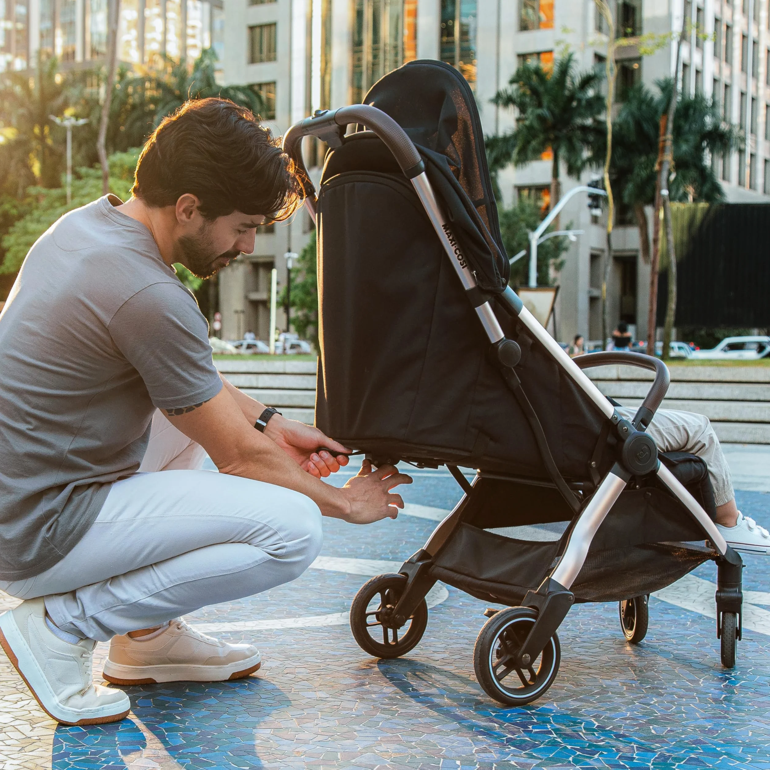 Maxi-Cosi Eva3 Wózek, 0-4 Lat, 0-22 Kg, Lekki i Kompaktowy Wózek dla Niemowląt, Rozkładanie do Pozycji Leżącej, 3 Ustawienia Odchylenia, Automatyczne Rozkładanie, Pasek, Select Grey