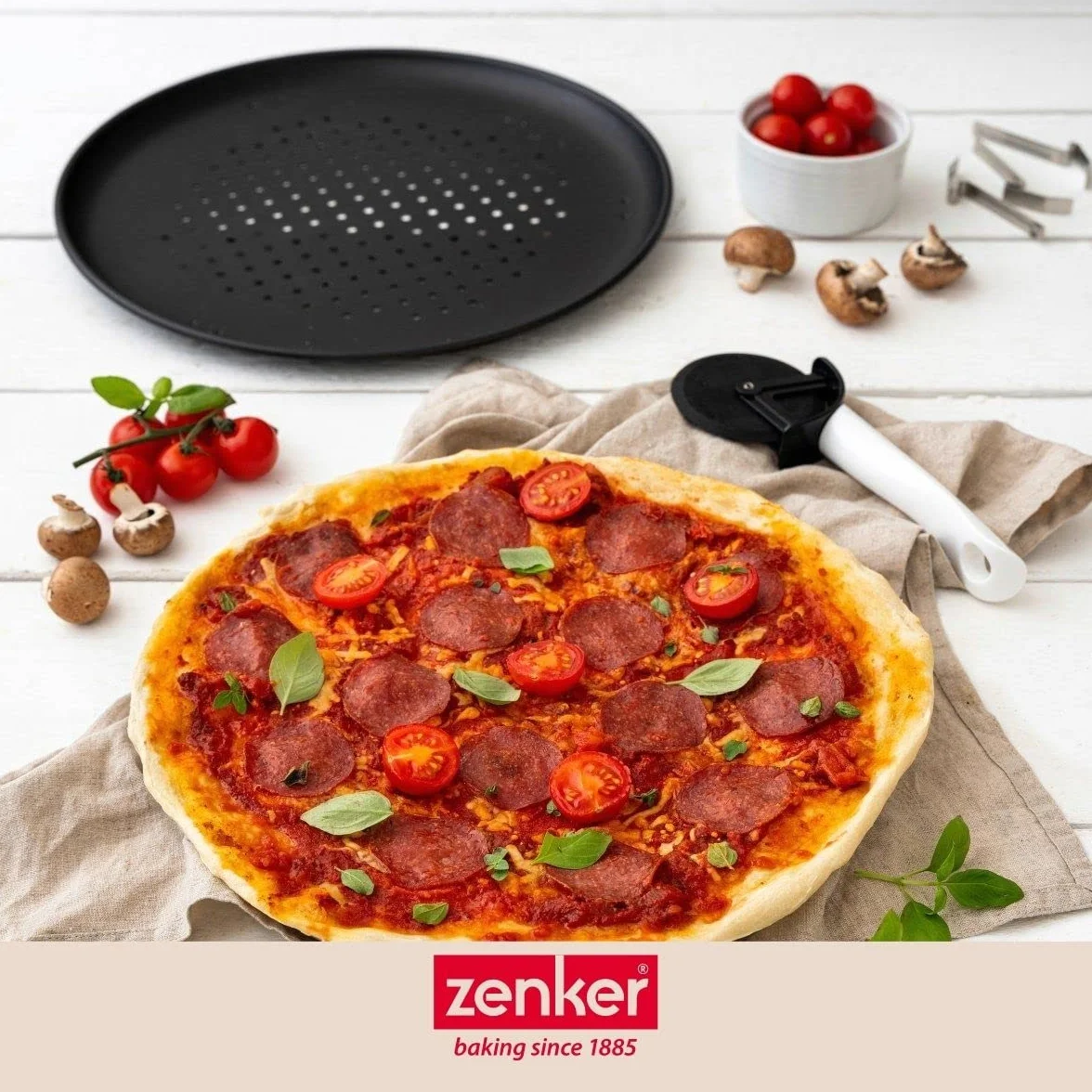 Zenker 7512 3-częściowy zestaw do pizzy, blacha do pizzy, okrągła blacha do pizzy, z otworami (Ø 32 cm), w zestawie nóż do pizzy i uchwyt, do pizzy, tarta, czarny
