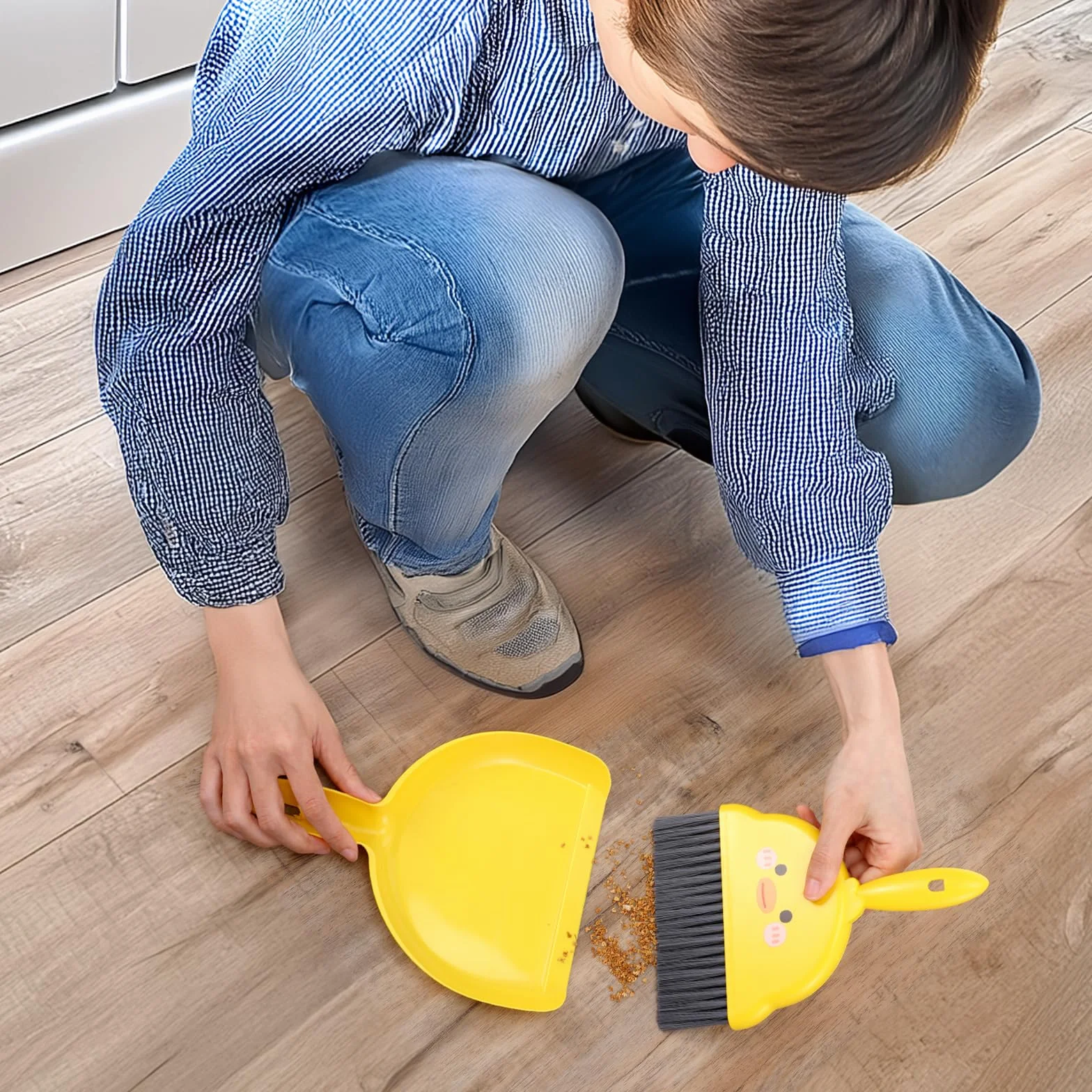 Tyqour Mini miotełka z szufelką, mała miotła stołowa w zestawie z szufelką, przenośna szufelka i miotła, mini miotełka ręczna z szufelką, akcesoria kempingowe do domu, biura, szkoły (żółty)