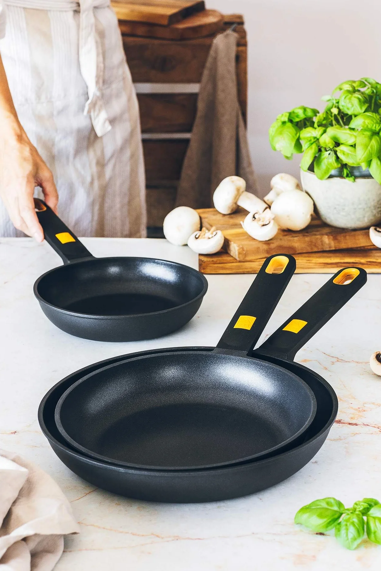 BRA Daily Pro - zestaw 3 patelni odlewu aluminiowego 20-24-28 cm, trójwarstwowa nieprzywierająca bez PFOA, nadają się do wszystkich rodzajów kuchenek i indukcyjnych, kolor czarno-żółty