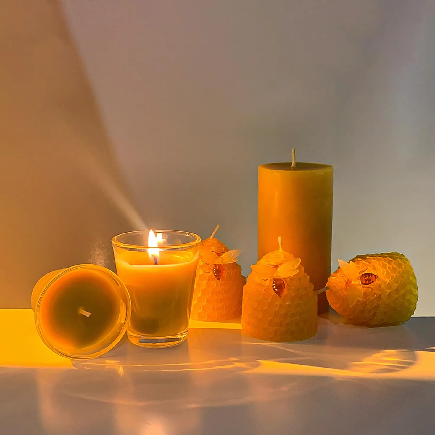 Świece z wosku pszczelego luzem zestaw 24 szt., świece pszczele z ornamentami małej pszczoły, bezzapachowe, niekapiące i bezdymne, średnica 4,5 cm x 5 cm każda, żółte