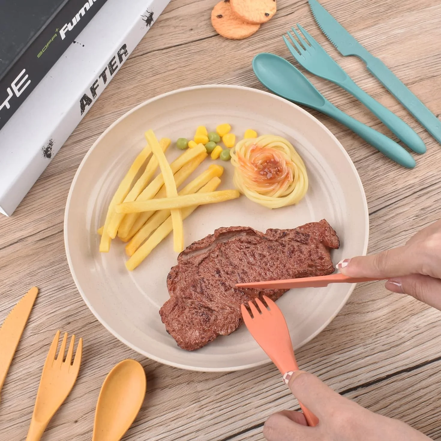 Zestaw sztućców podróżnych z etui, przenośny zestaw plastikowych sztućców, nóż wielokrotnego użytku, widelec, łyżka, pałeczki, zestaw przyborów kempingowych (4 zestawy)