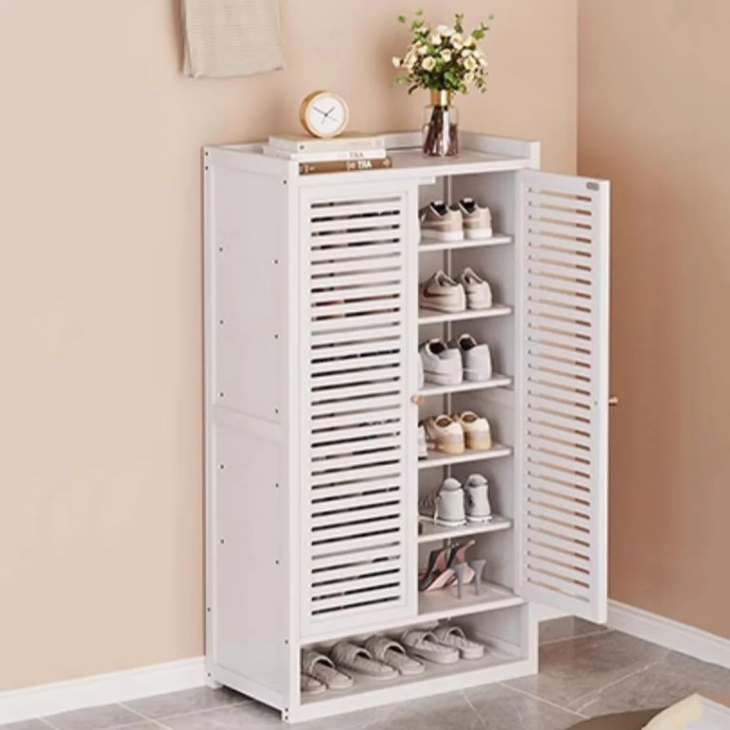 Biała rattanowa szafka na buty, oszczędność miejsca, 2-drzwiowy stojak na buty ze stylową półką na korytarz, 59 x 32 x 110 cm, idealne obuwie do wejść i domów