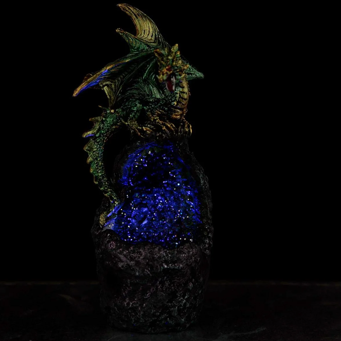Puckator Kryształowa jaskinia LED ciemne legendy smok figurka x 1, żywica, Multi, wysokość 17 cm szerokość 6 cm głębokość 6,5 cm