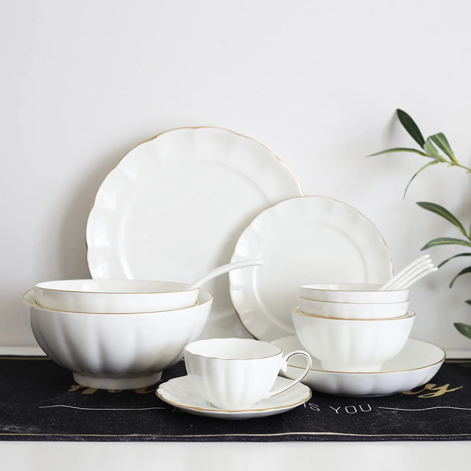 16-częściowy ceramiczny zestaw zastawy stołowej – kolekcja Phnom Penh zawiera talerze obiadowe, talerze sałatkowe, miski do zupy i kubki, elegancka zastawa stołowa do domu, jadalni, biała porcelana