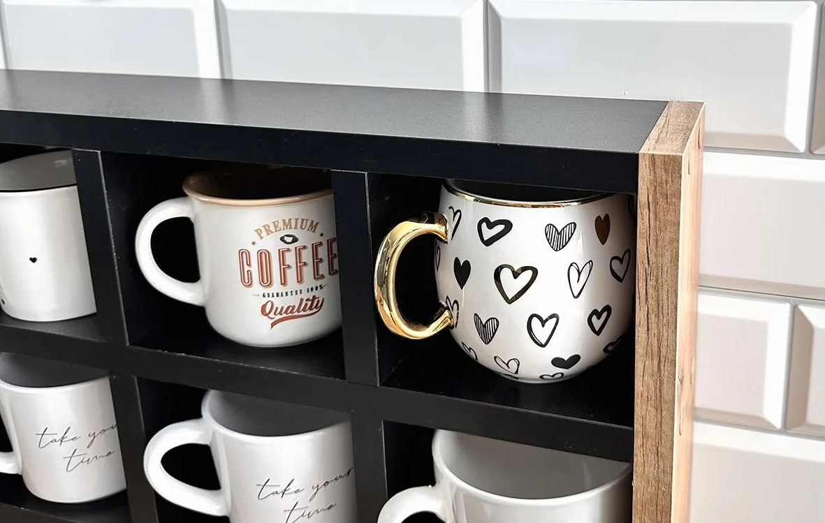 Stojąca półka na kubki – stylowy organizer na kubki, filiżanki i akcesoria | 12 przegródek | Bez montażu | Idealna do kuchni, jadalni i biura | Dąb Craft + czarny