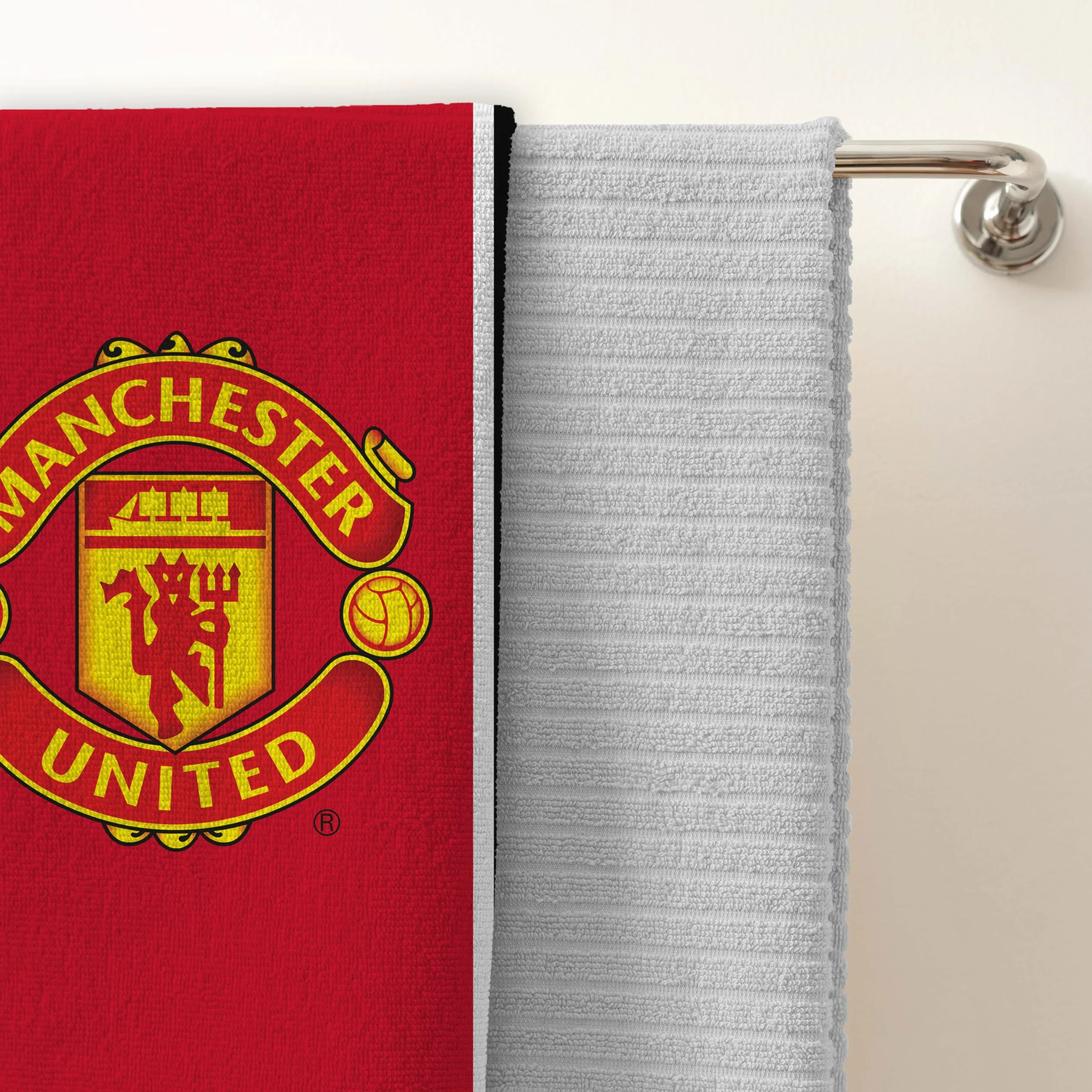 Manchester United Oficjalny ręcznik FC Character World, super miękki w dotyku, design klubu piłkarskiego | idealny do domu, wanny, plaży i basenu, jeden rozmiar 75 cm x 150 cm, 100% bawełna