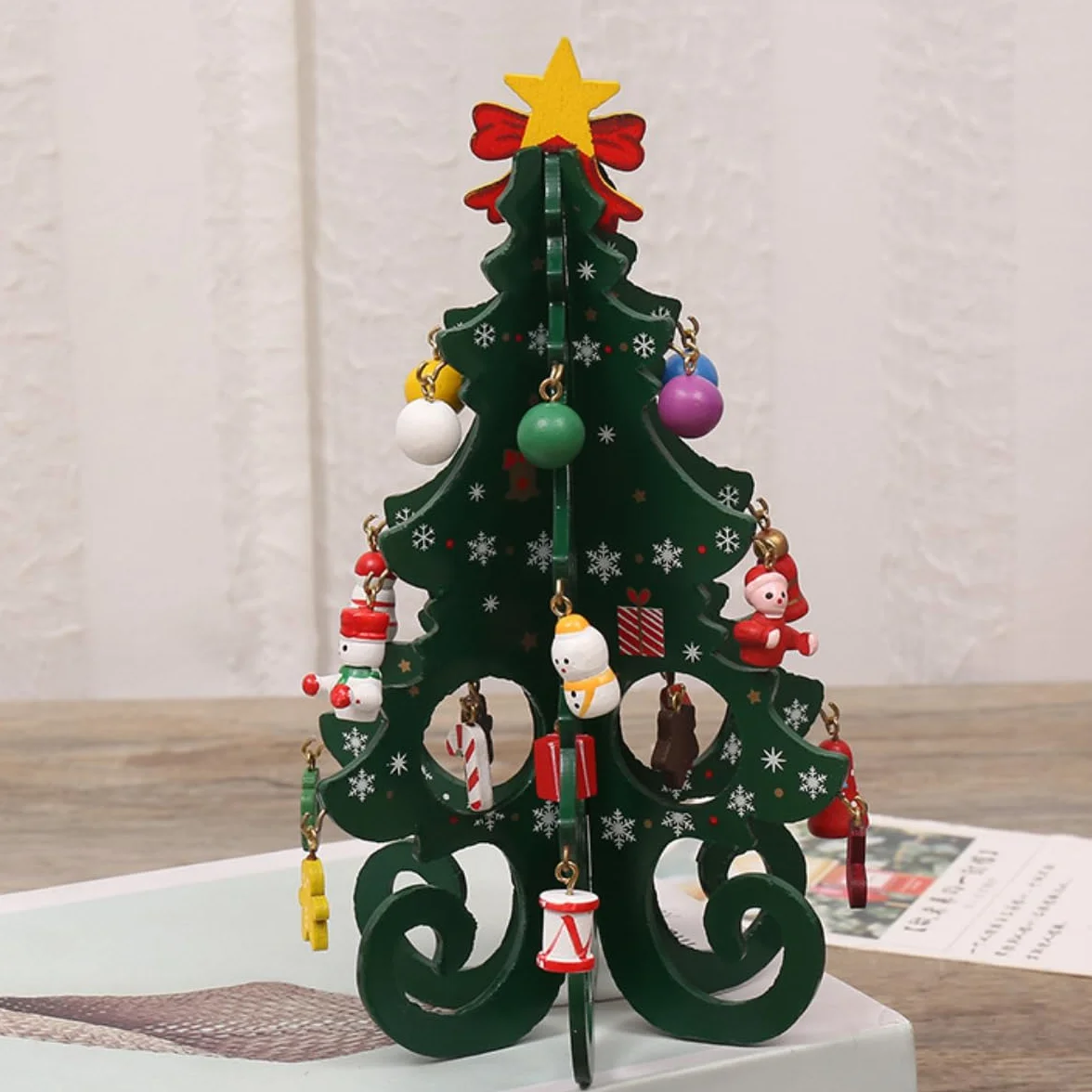 Mała choinka dekoracja stołu, drewniana, zielona, choinka z zawieszką, drewniana mini choinka, ornament, dekoracyjna dekoracja, dekoracja bożonarodzeniowa